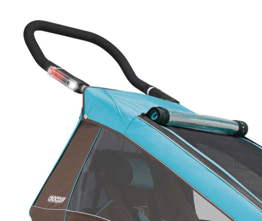 Lichtschiebebügel, Foto siehe Anlage,
- aus verschiedenen Bestandteilen zusammengesetzte Waren bestehend aus:
- - einem Teil für Kinderwagen,
- - - aus einem Schiebebügel aus einem u-förmigen Rohr aus Aluminium und einem 
      Schaumstoffbezug aus Polyurethan,
- - - an der offenen Seite mit jeweils einem verschiebbaren Metall-Pin zur Fixierung
      am Kinderwagen, 
- - - mit verschiedenen Breiten, 
- - einem Sensorlicht, 
- - - aus zwei Lichtelementen, 
- - - aus einem weißen und einem roten Reflektor und eine Leistungsplatine, 
- - - einem USB-Ladekabel und einer Batterie,
- - - mit einer Hülle aus Kunststoff (Innenseite) und Glas (Außenseite),
- - - einem Aktivierungsknopf,
- das Sensorlicht ist speziell auf den Schiebebügel abgestimmt und lässt sich an 
  den Lochungen des Schiebebügels anschrauben, 
- im Hinblick auf den Wert ist das Sensorlicht charakterbestimmend, im Hinblick auf
  die Bedeutung in Bezug auf die Verwendung ist der Schiebebügel charakterbestimmend,
  somit verleiht keiner der beiden Bestandteile der Ware ihren wesentlichen Charakter;
  sie ist damit der von den gleichermaßen in Betracht kommenden Positionen (8531 / 8715)
  in dieser Nomenklatur zuletzt genannten Position zuzuweisen,
- aufgrund der Konzeption (u. a. Form) erkennbar hauptsächlich zur Verwendung
  an Kinderwagen der Position 8715 bestimmt.

"Teile für Kinderwagen (Lichtschiebebügel)"