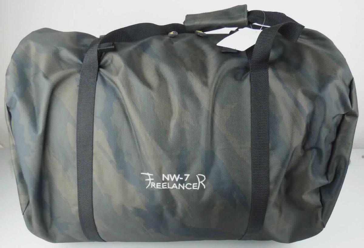 Bei dem sog. "Schlafsack zum Angeln" handelt es sich um eine zusammengesetzte Ware, bestehend aus einem hinsichtlich Umfang und Bedeutung für die Verwendung charakterbestimmenden Schlafsack und einem integrierten, herausnehmbaren Kopfkissen.
Das rechteckige, ca. 50 x 30 cm große Kissen besitzt eine schwarze Hülle aus aufgerautem Gewirke aus Spinnstoffen (Polyester) und eine Polsterung aus Polyesterhohlfasern.
Der Schlafsack hat eine wasserabweisende Außenseite aus tarnfarbigen Geweben aus Spinnstoffen (Polyester), eine Innenseite aus aufgerautem Gewirke aus Spinnstoffen (Polyester) und besitzt eine Polsterung aus Polyesterhohlfasern (Isolationsschicht). Er ist am Fußende geschlossen und mit einem kapuzenartig gestalteten Kopfteil versehen, weist eine Länge von ca. 210 cm und eine Breite von ca. 100 cm auf, und ist seitlich jeweils mit einem Reißverschluss ausgestattet. Der Schlafsack ist mit einem Mittelgurt und Stülphüllen am Kopf- und Fußbereich versehen. 

Der Schlafsack ist in einer runden Transporttasche verpackt. Die Tasche besitzt eine wasserabweisende Außenseite aus tarnfarbigen Geweben aus Spinnstoffen (Polyester), eine kunststoffbeschichtete Innenseite, einen dreiseitig umlaufenden Reißverschluss sowie zwei Tragegriffe. Sie dient zur Aufnahme des Schlafsackes für Aufbewahrungs- und Transportzwecke.

Die Ware ist als "den Bettausstattungen ähnliche Ware, Schlafsack, gepolstert" einzureihen.