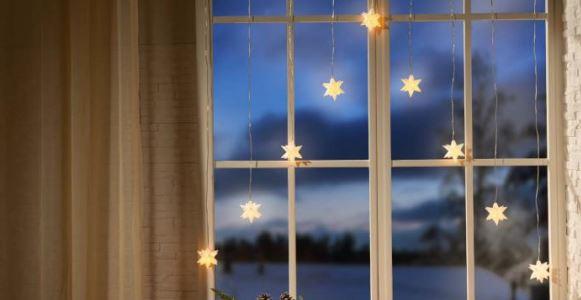 Bei dem sog. LED Lichter Vorhang handelt es sich um einen elektrischen Beleuchtungskörper, bestehend aus einer ca. 100 cm langen Girlande mit einer Zuleitung, von welcher in regelmäßigen Abständen 9 unterschiedlich lange Stränge abgehen, an den jeweils kleine dreidimensionale Sterne aus Kunststoff mit integrierten im Dauerlicht weiß leuchtenden LED-Leuchtmitteln hängen. 
Das Erzeugnis ist mit Kunststoffhaken und Saugnäpfen ausgestattet, um es als Girlande an einem Fenster aufhängen zu können.

Es dient der Innenbeleuchtung (IP 20) und ist mit einem Batteriefach, einer Timmerfunktion und einem Ein-/Ausschalter ausgestattet.

Die Ware ist als „elektrischer Beleuchtungskörper, anderweit weder genannt noch inbegriffen, nicht von den Unterpositionen (HS) 9405 11 bis 9405 41 erfasst, ausschließlich zur Verwendung mit LED-Lichtquellen bestimmt, kein Scheinwerfer, aus Kunststoffen“ einzureihen.