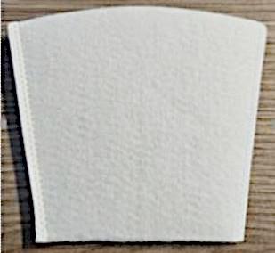 Ware des technischen Bedarfs, sog. Stofffilter HV, Foto siehe Anlage,
- laut Antrag drei Stück im Set,
- annähernd konisch, in den Abmessungen von ca. 9,5 cm x 10,5 cm,
- aus genadelten Vliesstoffen aus Spinnstoffen,
- umgeschlagen und an den Längsseiten heiß versiegelt,
- durch Zusammenfügen konfektioniert,  
- laut Antrag zum Einsetzen in Handstaubsaugern bestimmt,  
- weist von der Konzeption her besondere Merkmale auf, die erkennen lassen, dass es sich um 
  eine Ware des technischen Bedarfs aus Spinnstoffen handelt.

"Ware des technischen Bedarfs (Staubsaugerfilter), aus Spinnstoffen, aufgeführt in Anmerkung 8
 zu diesem Kapitel, andere als in den TARIC-Codes 5911 1000 00 bis 5911 9099 50 genannte"