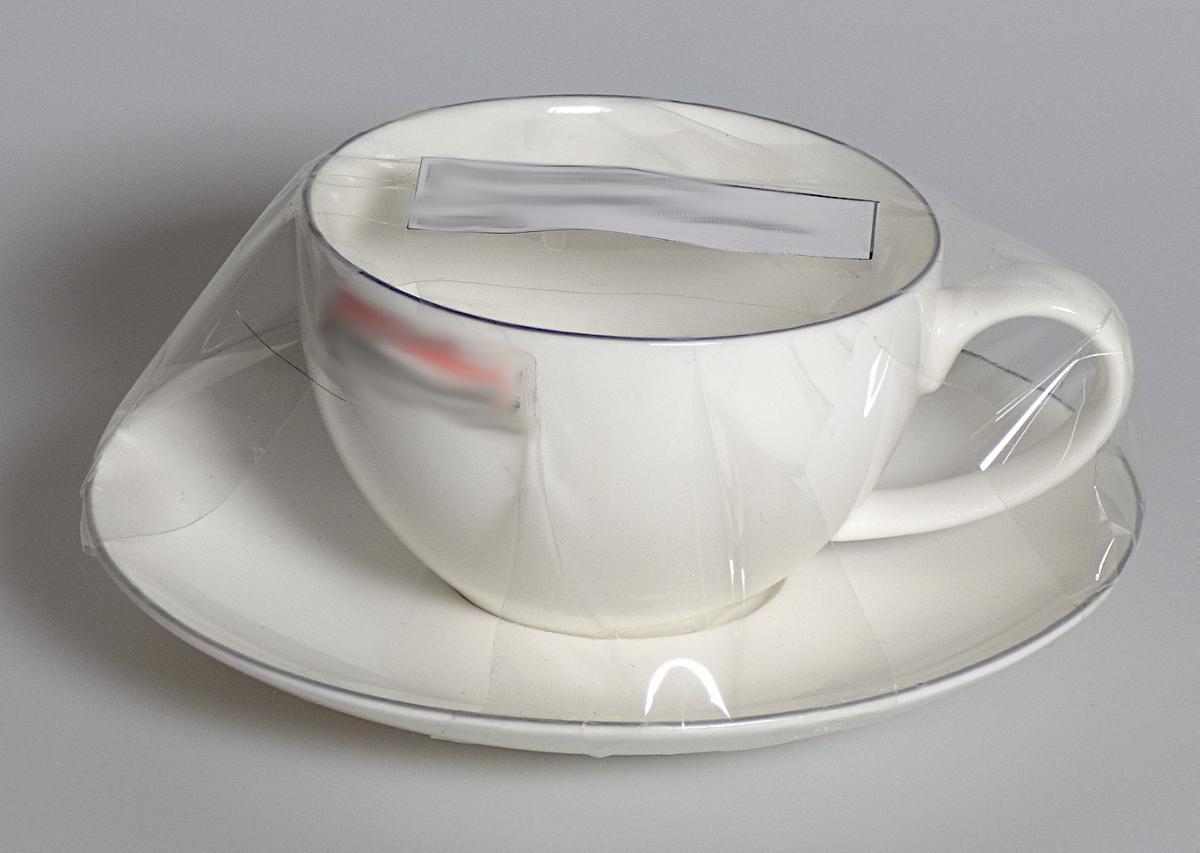 Keramisches Geschirr, sog. Espressotasse mit Untertasse, Foto siehe Anlage,
- bestehend aus einer Tasse und einer passenden Untertasse,
- - runde, weiße, glasierte Tasse mit Henkel und grauem Rand,
- - - in den Abmessungen: 4,5 cm (Höhe) x 7,1 cm (Durchmesser),
- - - mit einem Füllvolumen von ca. 100 ml,
- - runde, weiße, glasierte Untertasse mit grauem Rand,
- - - in den Abmessungen: 1,6 cm (Höhe) x 11,8 cm (Durchmesser),
- keramische Erzeugnisse; nach der Formgebung gebrannt; tonmineralhaltiges Material
  enthaltend,
- - nach dem Ergebnis der wissenschaftlichen Untersuchung handelt es sich bei der
    Keramik weder um Porzellan, gewöhnlichen Ton, Steinzeug, Steingut oder feine 
    Erden; die Tasse mit Untertasse ist damit als Geschirr aus anderer Keramik anzusehen.

"Keramisches Geschirr (Tasse mit Untertasse), aus anderer Keramik als Porzellan, gewöhnlicher Ton, Steinzeug, Steingut oder feine Erden"
