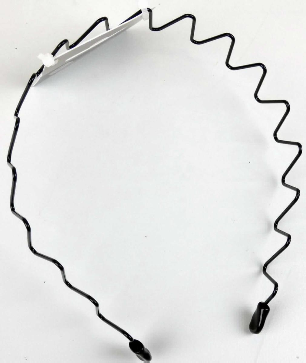 Bei der als "Haarreif, LAN11559" bezeichneten Ware handelt es sich um einen ca. 2,3 cm breiten, gebogenen, der Kopfform angepassten, an den Enden offenen, zickzackförmig gestalteten Kunststoffreif in unterschiedlichen Farben.
Die Enden sind mit einem weichen Kunststoffüberzug versehen.

Der Haarreif wird zum Zusammenhalten des Haares und zugleich als Schmuck verwendet. 
Es ist mit einem Kunststoffetikett versehen.

Die Ware ist als "haarspangenähnliche Ware, aus Kunststoff" einzureihen.