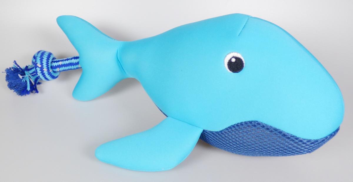 Tierspielzeug, Foto siehe Anlage,
- laut Antrag an einer mit dem Hinweis auf eine Nutzung durch Tiere bedruckten Pappkarte 
  befestigt,
- in Form eines stilisierten Wales, mit den Abmessungen von laut Antrag: 38 cm x 20 cm x 12,5 cm,
- mit Ausnahme des "Bauches" aus einem dreilagigen Textillaminat der Position 5906 mit einer 
  Außen- und Innenlage aus einfarbigen Gewirken aus Spinnstoffen und einer Zwischenlage aus 
  augenscheinlich Zellkautschuk (Neopren), mit einem Quadratmetergewicht von augenscheinlich 
  weniger als 1.500 Gramm,
- mit einem "Bauch" aus einfarbigen Abstandsgewirken,
- alle textilen Flächenerzeugnisse bestehen aus laut Antrag 100 % Polyester (synthetische 
  Chemiefasern),
- mit Wattierungsstoff gefüllt und mit einem Quietschmechanismus versehen,
- mit zwei aufgestickten "Augen" verziert,
- im Bereich der hinteren "Flosse" mit einem eingenähten, am Ende abgeknoteten, ca. 12 cm
  langen Seil,
- durch Zusammenfügen konfektioniert,
- u. a. aufgrund der Beschaffenheit erkennbar für Tiere bestimmt, somit keine Ware der Position 
  9503,
- aufgrund der verwendeten Flächenerzeugnisse keine Ware der Unterposition (KN) 6307 9098.

"Andere konfektionierte Ware (Tierspielzeug), aus Spinnstoffen, aus Gewirken"
