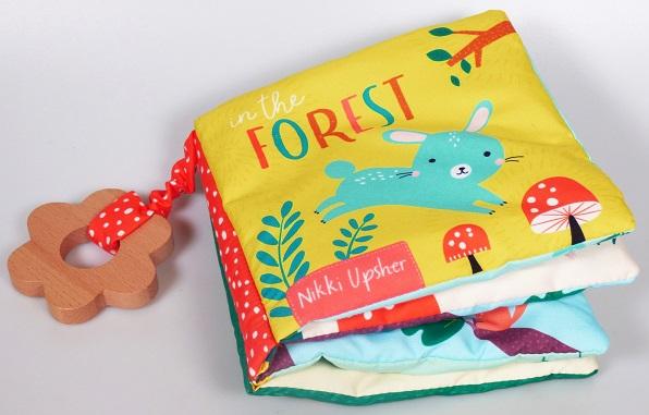 Es handelt sich um ein aus Gewebe aus Spinnstoffen durch Nähen konfektioniertes Bilderbuch für Kleinkinder (Abmessungen etwa 14 x 14 x 5 cm, Umfang 8 Seiten einschließlich der Außenseiten). Die weichen, mit Spinnstoffvlies gepolsterten Seiten sind mit kindgerechten Abbildungen von Tieren und Schlagworten bzw. Kurzsätzen in englischer Sprache (keine fortlaufende Geschichte) farbig bedruckt. Zwischen der ersten und zweiten Seite ist ein Zuschnitt sogenannter Knisterfolie aus Kunststoff eingearbeitet. Am "Buchrücken" ist das Erzeugnis mit einer Aufhängeschlaufe aus Spinnstoffen ausgestattet, an der ein Beißring (Durchmesser etwa 7 cm) in Form einer Blüte aus massivem Holz befestigt ist.
Abbildung siehe Anlage.

Derartige Waren gehören als "Bilderbücher für Kinder" zur Codenummer 4903 00 00 00 9 des Zolltarifs, da es sich um eine aus verschiedenen Bestandteilen zusammengesetzte Ware handelt, bei der im Hinblick auf die Bedeutung für die Verwendung der wesentlicher Charakter durch das Bilderbuch bestimmt wird.