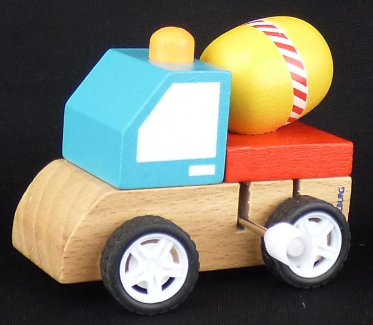 Bei dem vorliegenden und als „Holzauto mit Aufziehmotor, Artikelnummer 21330“ bezeichneten Erzeugnis handelt es sich um ein Spielzeugauto,
- ein farbig lackiertes Baustellen-Fahrzeug darstellend,
- in den Abmessungen von ca. 7 x 5,7 x 6,4 cm (L x H x B),
- aus einem Korpus aus Holz, vier beweglichen Reifen aus Kunststoff und zwei
  Achsen aus unedlem Metall bestehend,
- mit einem Aufziehmotor in einem Gehäuse aus Kunststoff ausgestattet,
- an einer Längsseite mit einer Aufziehwelle zum Aufziehen des Motors bestückt,
- der spielerischen Unterhaltung von Kindern dienend,
- mit einem Pappschild für den Einzelverkauf versehen.

Aufgrund des äußeren Erscheinungsbildes und des Umfangs bestimmen die anderen Stoffe als Kunststoff den Charakter der aus verschiedenen Stoffen bestehenden Ware.

Derartige Erzeugnisse werden zolltarifrechtlich als „anderes Spielzeug, nicht in den Unterpositionen (KN) 9503 0010 bis 9503 0070 genannt, mit eingebautem Motor, aus anderen Stoffen als aus Kunststoff“ eingereiht.