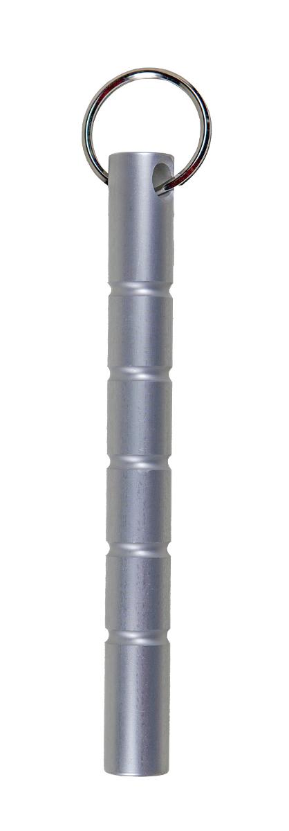 Nach den Angaben der Antragstellerin und dem vorgelegten Warenmuster handelt es sich um einen sog. Kubotan Schlüsselanhänger. Das Erzeugnis besteht aus einem etwa 13﻿,﻿8 cm langen, massiven, runden Stab aus Aluminium (lt. Antrag / Durchmesser etwa 1﻿5 mm), der über die Länge in gleichbleibenden Abständen mit fünf, rillenartigen Vertiefungen versehen ist. An einem Ende ist der Stab mit einer Durchbohrung ausgestattet, durch die ein Schlüsselring aus unedlem Metall (Durchmesser etwa 3﻿ cm) hindurchgeführt ist. 
Derartige als Kubotan bezeichnete Waren werden als Schlag- und Hiebwaffe zur Selbstverteidigung verwendet und dabei in der geschlossenen Faust gehalten. Der Schlüsselring ermöglicht es das Erzeugnis körpernah und griffbereit am Schlüsselbund mitzuführen. 
Bei der aus verschiedenen Bestandteilen zusammengesetzten Ware ist der Kubotan-Stab im Hinblick auf die Verwendung charakterbestimmend.

Jeweils ein Kubotan ist in einer bedruckten Faltschachtel aufgemacht.

Zolltarifrechtlich handelt es sich um "eine andere Waffe, als in den Positionen 9301 - 9303 und 9307 genannt".
