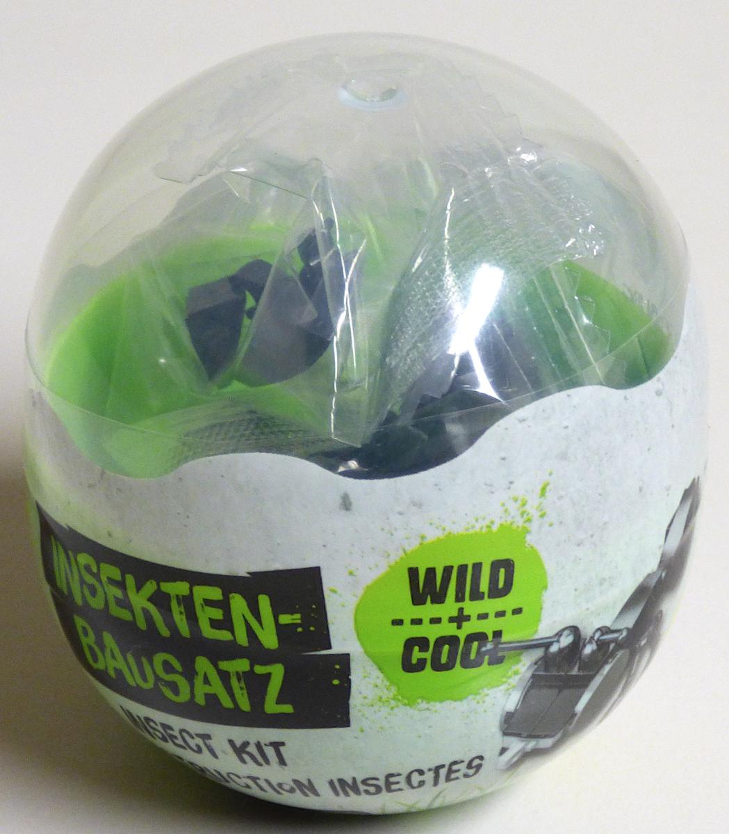 Bei der durch ein Warenmuster veranschaulichten und als "Insekten Steck Bausatz, Art. 18872" bezeichneten Ware handelt es sich hier um einen Bausatz für eine stilisierte Ameise (Abmessungen in zusammengebautem Zustand max. ca. 8 x 5 x 3 cm). Der Bausatz besteht aus insgesamt 29 schwarzen, grauen und weißen Bauteilen aus Kunststoff, die sinnvoll aufeinander abgestimmt und alleine nicht zum Spielen geeignet sind. 

Die zur spielerischen Unterhaltung von Personen dienende Ware ist gemeinsam mit einer mehrsprachigen Aufbauanleitung in einer annähernd kugelförmigen Kunststoffverpackung aufgemacht. 

Derartige Erzeugnisse werden zolltarifrechtlich als "anderes als von den Unterpositionen (KN) 9503 0010
bis 9503 0030 erfasstes Spielzeug, anderer Bausatz aus Kunststoff" eingereiht.