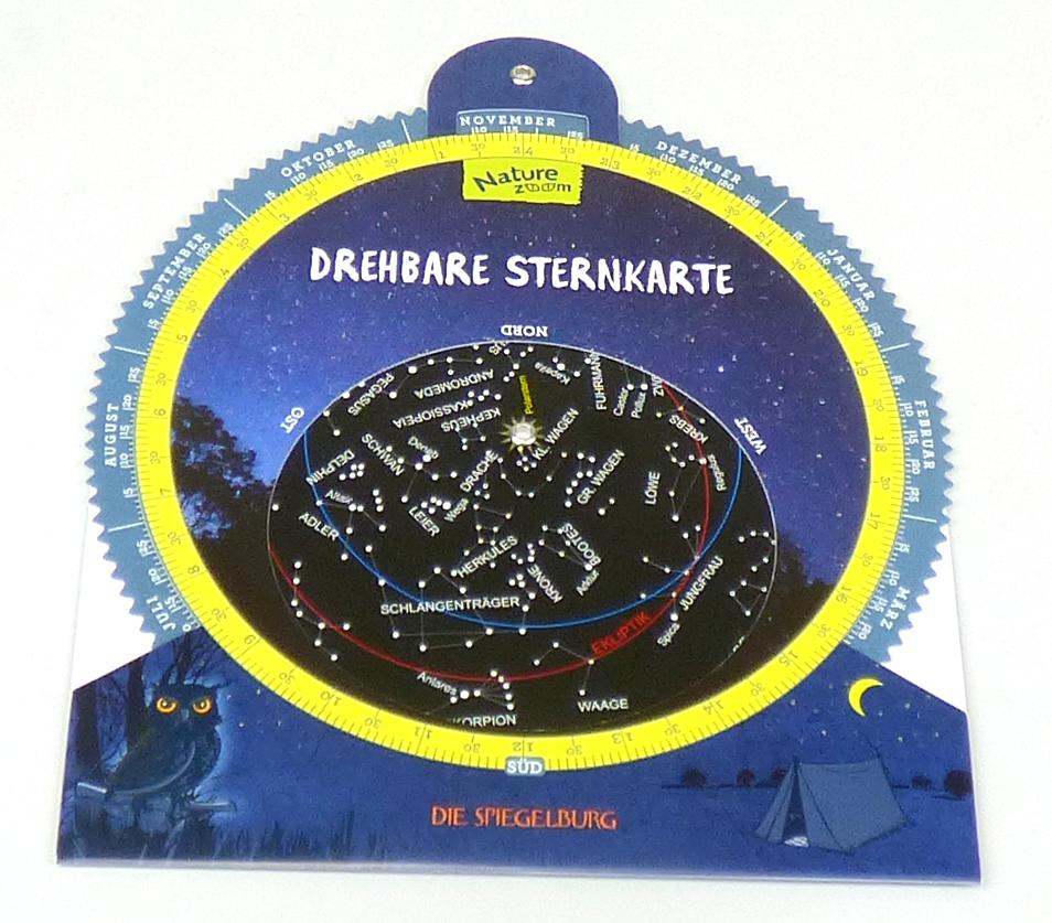 Es handelt sich um eine drehbare Sternkarte aus Steinpapier, bestehend aus einem unregelmäßigen Zuschnitt aus Kartonpapier in der Art eines Umschlags, in dem eine Kreisscheibe eingelegt und beides mittig miteinander verbunden ist (Abmessungen: etwa 20 x 24 cm). Der Drehpunkt entspricht dem Polarstern. Die innere Scheibe ist am Rand mit Datumsanzeige (Monat und Tag) und im Innern mit einer maßstabgetreuen Abbildung der Sternenkonstellation bedruckt. Abgebildet sind alle Sterne und Sternbilder, die mit dem bloßen Auge von der Erde am Himmel erkennbar sind. Der Umschlag ist vorderseitig im oberen Teil kreisrund ausgestanzt und am Rand mit der Uhrzeit bedruckt. Durch Drehen /Einstellen kann die Himmelskarte den Himmel über Deutschland zu jedem beliebigen Datum und Uhrzeit anzeigen. Die Rückseite ist mit der Anleitung sowie einem Impressum bedruckt.

Abbildung siehe Anlage.

Derartige Waren gehören als "andere gedruckte kartografische Erzeugnisse, keine Globen, nicht in Form von Büchern oder Broschüren, andere als solche in der Codenummer 4905 90 00 90 1 genannte Waren" zur Codenummer 4905 90 00 90 9 des Zolltarifs.
