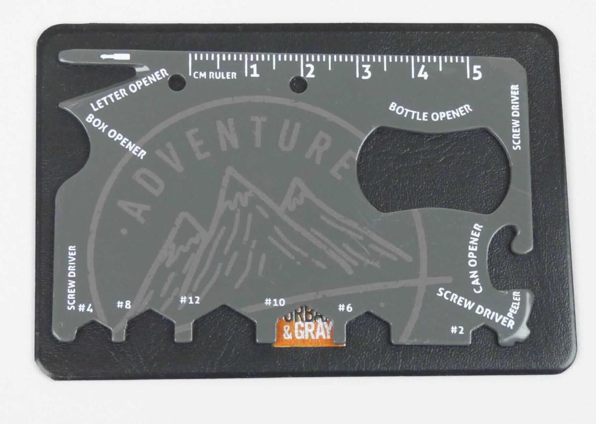 Sog. Multitoolkarte aus Metall, im Wesentlichen bestehend aus einer Platte im Kreditkartenformat (ca. 8,5 x 5,3 cm) mit Ausstanzungen, Aussparungen und Einkerbungen verschiedener Formen und Größen (zur äußeren Form siehe Abbildung in der Anlage). 
Die Ware kann je nach Bedarf als Flaschenöffner, Kartonöffner, Schraubendreher, Brieföffner, Schäler, Dosenöffner, Schraubenschlüssel oder Längenmessinstrument verwendet werden.
Die Ware ist mit einer bedruckten Karte und einem zum dauerhaften Gebrauch bestimmten Etui aus Kunststoff in einer Plastiktüte verpackt. 
Die Ware wird als "Längenmessinstrument für den Handgebrauch, Lineal mit Maßeinteilung" eingereiht.