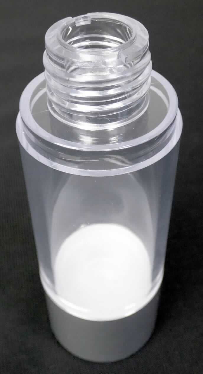Bei dem durch ein Warenmuster veranschaulichten Artikel handelt es sich um eine transparente Flasche ohne Verschluss aus Kunststoffen im Sinne der Anmerkung 1 zu Kapitel 39 mit einem Fassungsvermögen von 30 ml. Die zylindrische Ware (Höhe ca. 8 cm, Ø ca. 3 cm) verfügt über einen Flaschenhals mit Schraubgewinde und ist am Boden mit einem abnehmbaren Sockelelement ausgestattet, das mit einer Zierblende aus Aluminium versehen ist. Darüber hinaus befindet sich im Inneren ein beweglicher Kunststoffeinsatz. Gemäß den Angaben der Antragstellerin dient die Flasche zur Aufnahme von z.B.  Kosmetika.

Im Hinblick auf den Umfangs sowie die Bedeutung in Bezug auf die Verwendung bestimmt der Kunststoff den Charakter der Ware.

Derartige Erzeugnisse werden zolltariflich als "Transport- oder Verpackungsmittel aus Kunststoffen, Flaschen und ähnliche Waren mit einem Fassungsvermögen von 2 l oder weniger" eingereiht.
