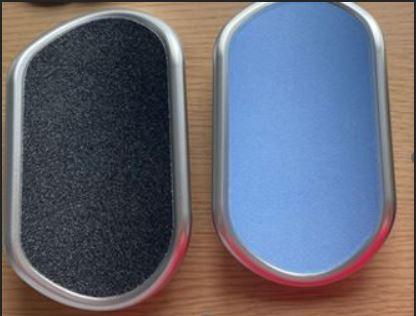 Angaben:
HornyFeet Ersatz-Feilenaufsätze; 1x Feilenplatte (silberner Rahmen mit Feilenplatte anthrazit 80 Körnung), 1x Feilenplatte (silberner Rahmen mit Feilenplatt Blue Salt 120 Körnung); Zusammensetzung: ABS, Schleifpapier; Ersatzset für Hornhautentferner zum Anbringen in der Dusche, in einem Originalkarton verpackt.

Befund:
Natürliche oder künstliche Schleifmittel, in Pulver- oder Körnerform, auf einer Unterlage aus anderen Stoffen, auch zugeschnitten, genäht oder anders zusammengefügt.