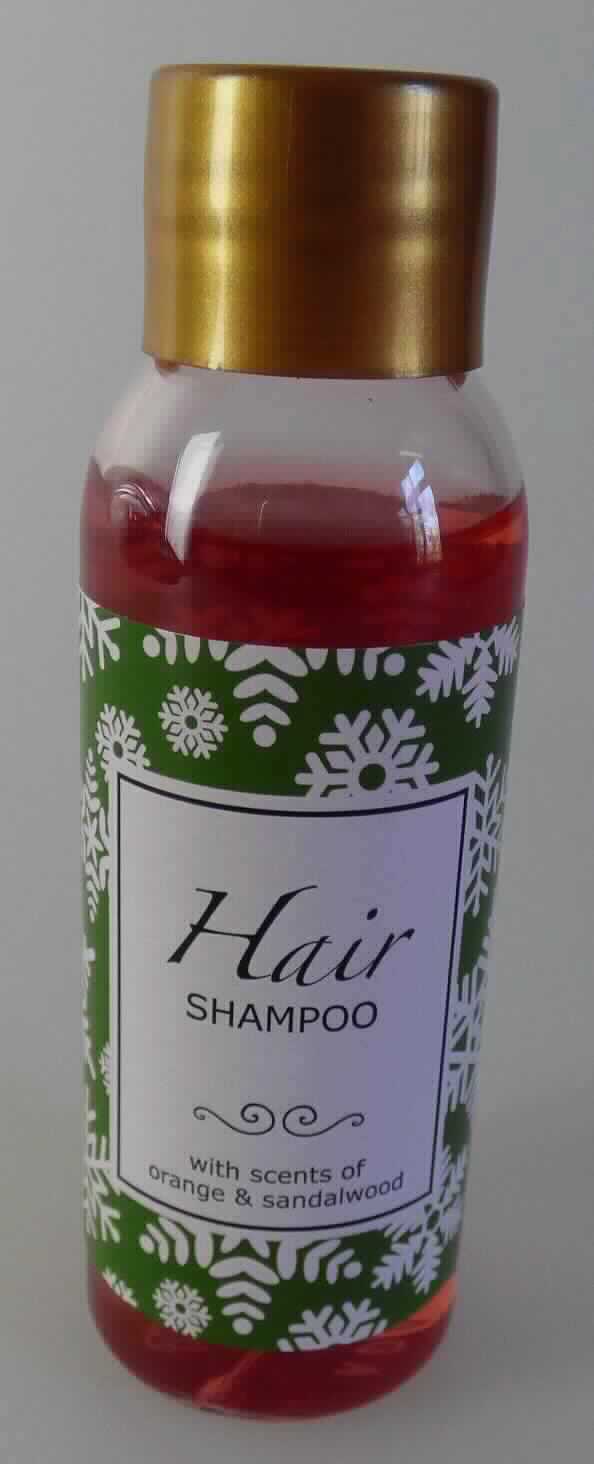 Zubereitetes Haarbehandlungsmittel; Shampoo

Bei der Ware handelt es sich um eine rote, viskose Flüssigkeit, die in einer bunt bedruckten, durchsichtigen Kunststoffflasche mit Schraubverschluss für den Einzelverkauf als Haarwaschmittel aufgemacht ist (deklarierter Inhalt: 50 ml). 

Die Ware ist als zubereitetes Haarbehandlungsmittel, Haarwaschmittel (Shampoo), in die Unterposition 3305 1000 der Kombinierten Nomenklatur einzureihen.
