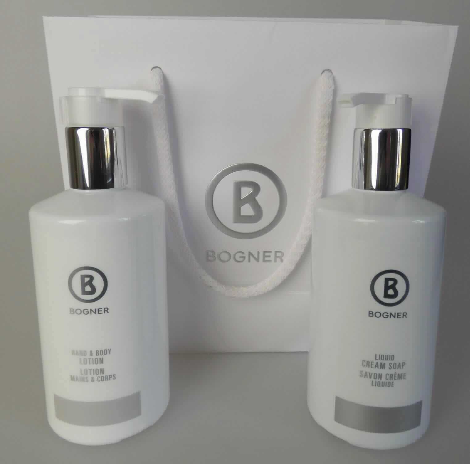 Zubereitung zur Hautpflege; Hautpflege-Geschenkset

Bei der vorliegenden Ware handelt es sich um eine Zusammenstellung aus einer Flüssigseife und einer Bodylotion (deklarierter Inhalt jeweils 300 ml). Bei der Seife handelt es sich um eine viskose, durchsichtige Flüssigkeit. Die Bodylotion stellt sich als weiße, cremige Zubereitung dar. Beide Erzeugnisse sind jeweils in einer weißen, Pumpkopfdosierflasche aus Kunststoff mit bedruckten Etiketten abgefüllt. Die beiden Taschen sind in einer weißen Tragetasche mit silbergeprägtem Aufdruck umverpackt und für den Einzelverkauf aufgemacht.
Es handelt sich um eine Warenzusammenstellung, da die Bestandteile der Befriedigung eines gemeinsamen Bedarfs oder der Ausübung einer bestimmten Tätigkeit dienen (Hautpflege). Als charakterbestimmend wird wertmäßig die Zubereitung zur Hautpflege angesehen, wobei die Umverpackung unberücksichtigt bleibt.

Die Ware ist als Zubereitung zur Hautpflege in die Position 3304 der Kombinierten Nomenklatur einzureihen.