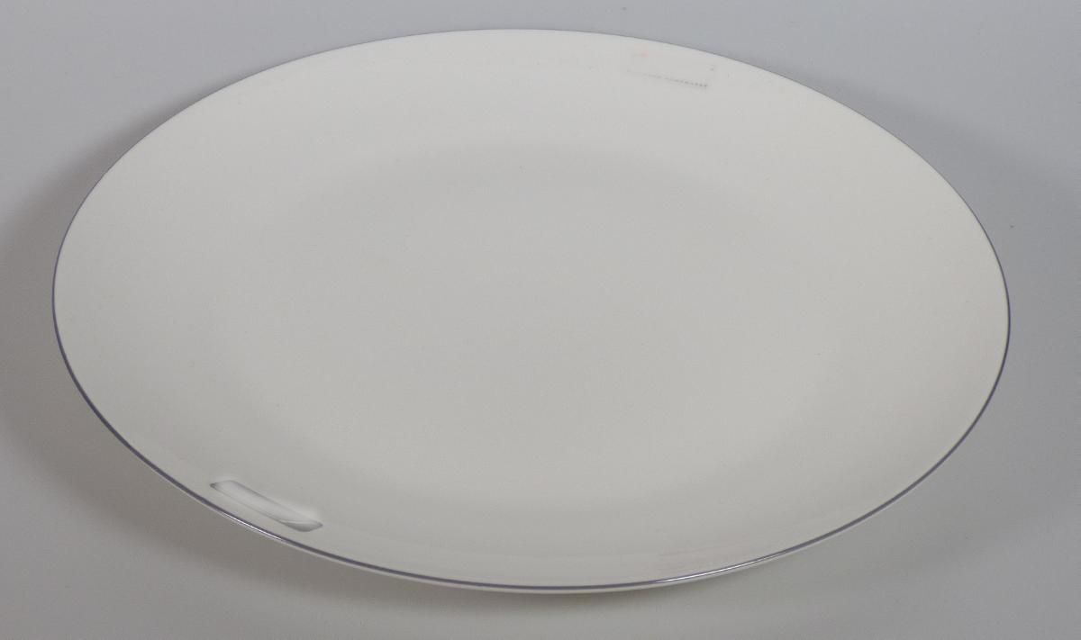 Keramisches Geschirr, sog. Teller, Foto siehe Anlage,
- glasierter, weißer, runder Teller mit grauem Rand,
- in den Abmessungen: 2,5 cm (Höhe) x 28,0 cm (Durchmesser),
- keramisches Erzeugnis; nach der Formgebung gebrannt; tonmineralhaltiges Material
  enthaltend,
- - nach dem Ergebnis der wissenschaftlichen Untersuchung handelt es sich bei der
    Keramik weder um Porzellan, gewöhnlichen Ton, Steinzeug, Steingut oder feine  
    Erden; der Teller ist damit als Geschirr aus anderer Keramik anzusehen.

"Keramisches Geschirr (Teller), aus anderer Keramik als Porzellan, gewöhnlicher Ton, Steinzeug, Steingut oder feine Erden"