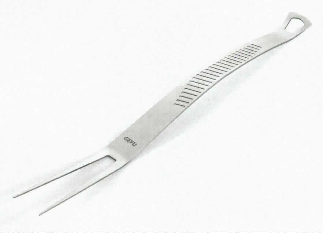 "Fleischgabel";

- ca. 35 cm lange, vollständig aus nicht rostendem Stahl bestehende Gabel mit zwei 
  Zinken, Griff und Aufhängeöse (lt. Antragstellerangaben)   

- zum Gebrauch in der Küche, zum Wenden und Herausnehmen von Bratgut, zum
  Tranchieren und Servieren 

- in einem Kunststoffbeutel verpackt

Abbildung siehe Anlage

Derartige Erzeugnisse gehören als "Gabeln mit arbeitendem Teil aus nichtrostendem 
Stahll" zum TARIC-Code 8215 9910 00.
