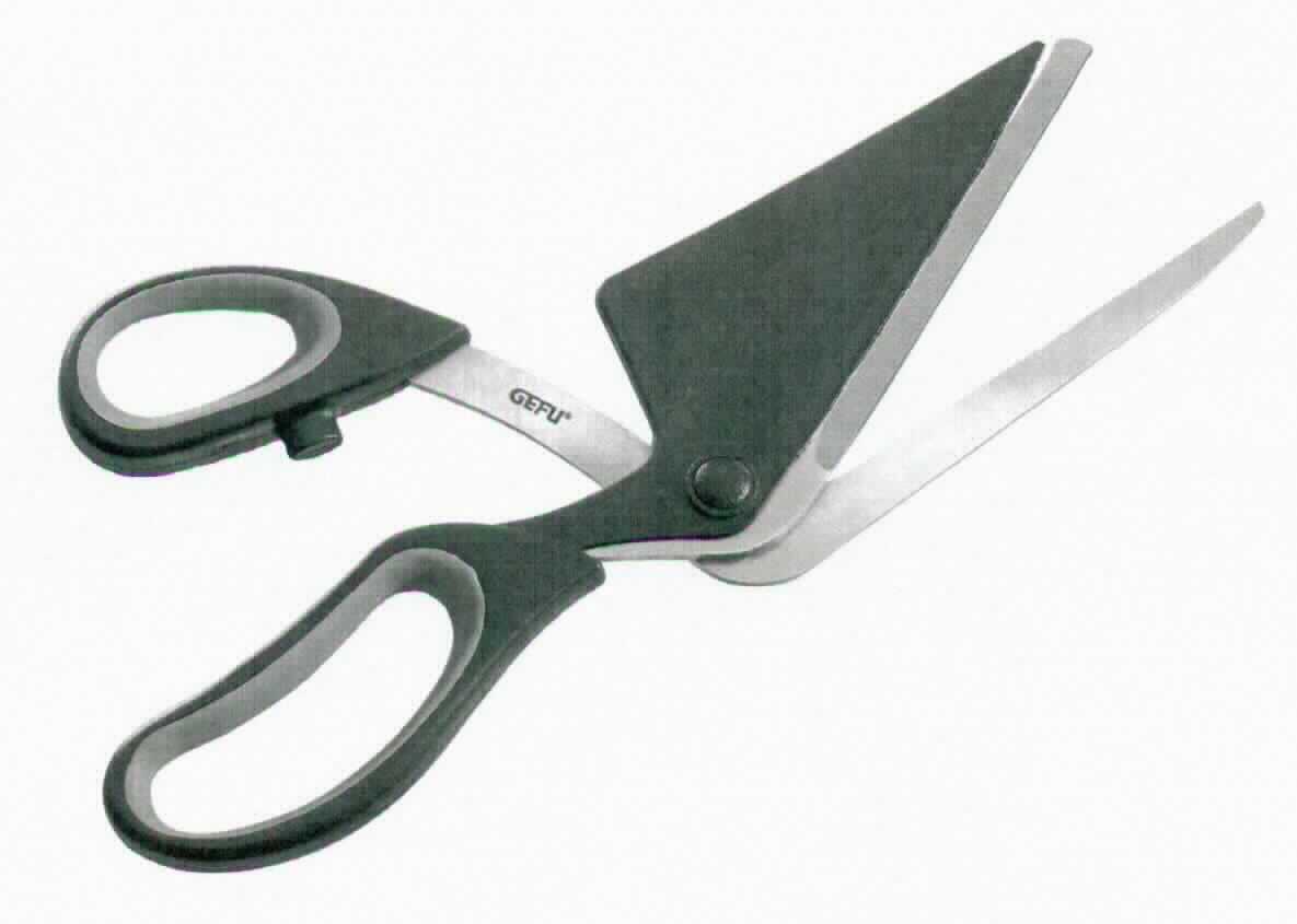 Pizzaschere;
Ware mit verschiedenen Funktionen,

- bestehend aus zwei zerlegbar um einen Stift x-förmig beweglich gelagerten, geraden
  Scherenblättern aus Stahl, die mit Griffösen aus Kunststoff ausgestattet sind

- ein Scherenblatt ist mit einer annähernd dreieckigen Lasche aus Kunststoff versehen

- dient dem Schneiden und, nach dem Zerlegen der Ware, zum Heben der geschnittenen
  Pizzastücke

- in Anwendung der AV 3 c) ist die Ware mit verschiedenen Funktionen in die zuletzt
  genannte der gleichermaßen in Betracht kommenden Positionen einzureihen

- in einem Polybeutel aufgemacht

Abbildung siehe Anlage.

Derartige Erzeugnisse gehören als "Scheren mit arbeitendem Teil aus unedlem Metall" zum TARIC-Code 8213 0000 00.