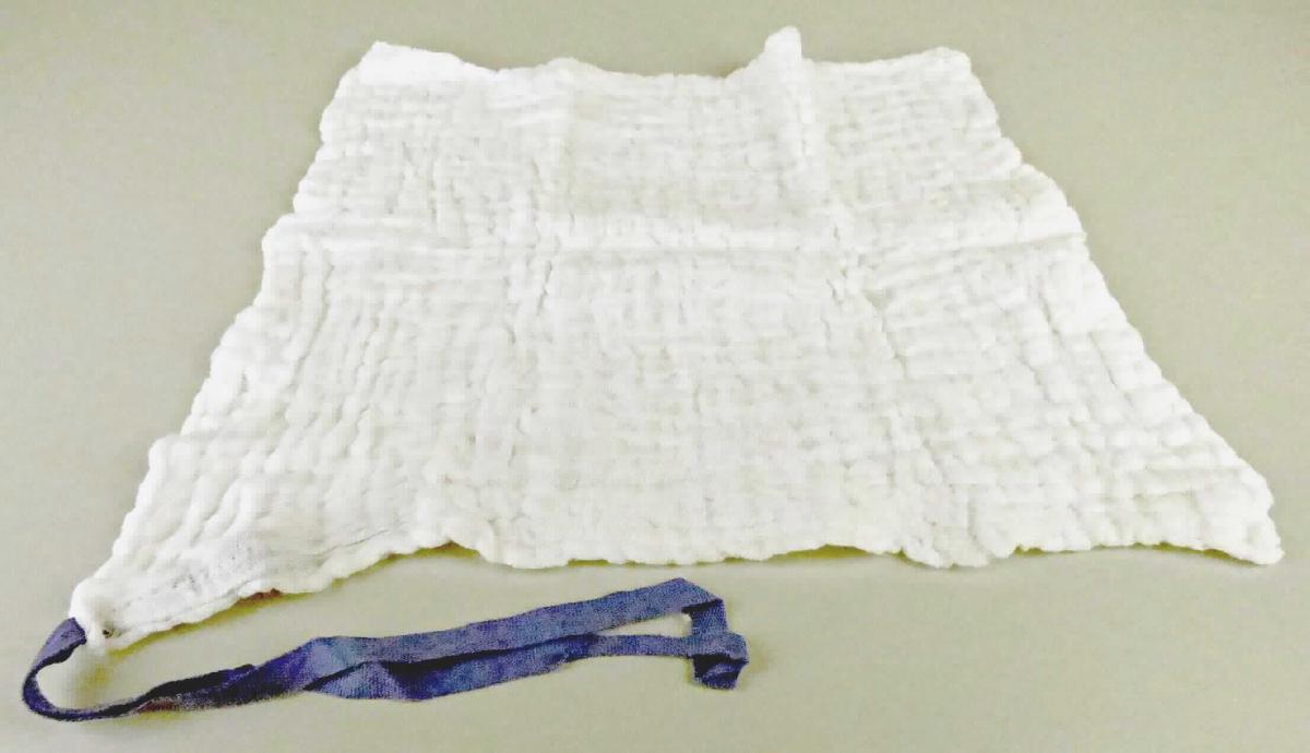 Watte, Gaze, binden und ähnliche Erzeugnisse; Bauchtücher

Bei der vorliegenden Ware handelt es sich um rechteckige Erzeugnisse aus Verbandgaze, die als Bauchtücher bei operativen Eingriffen zu Absorptionszwecken verwendet werden sollen und einen Röntgenkontrastchip enthalten. Die Ware ist in verschiedenen Größen, Stückzahlen und Farben erhältlich und ist eingeschweißt in einer bunt bedruckten Pappfaltschachtel und für den Einzelverkauf zu medizinischen Zwecken aufgemacht.

Die Ware ist als Gaze und Waren daraus in die Unterposition 3005 9031 der Kombinierten Nomenklatur einzureihen.