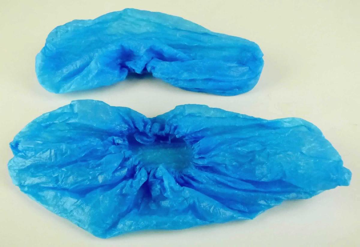 Nach den Antragsangaben sowie dem vorliegenden Warenmuster handelt es sich um so genannte "Schuhüberzieher" aus blauen, strukturierten Folien aus - laut Antragsangaben -  chloriertem Polyethylen, einem Kunststoff im Sinne der Anmerkung 1 zu Kapitel 39. Die etwa 41 x 15 cm großen Erzeugnisse sind an der Oberseite (Einschlupföffnung) mit einem elastischen Band versehen und dadurch gerafft. Sie werden beispielsweise in der Lebensmittelindustrie oder Reinraum- und Intensivbereichen über das Schuhwerk gezogen.

Zolltarifrechtlich handelt es sich um "andere Waren aus Kunststoffen, andere als in den TARIC-Codes 3926 1000 00 bis 3926 9092 30 genannt, aus Folien hergestellt".