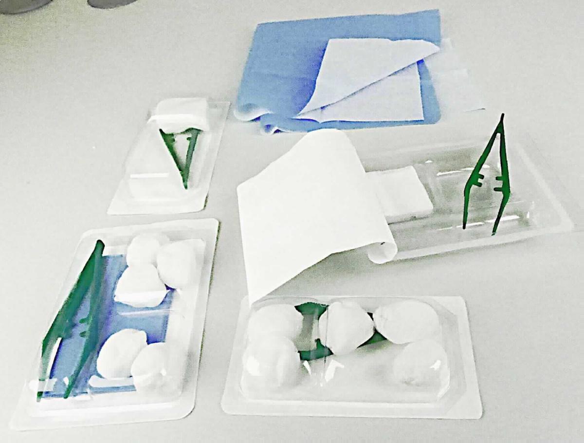 Watte, Gaze, Binden und ähnliche Erzeugnisse; Set mit Erzeugnissen aus Mull

Bei den Waren handelt es sich nach den Angaben des Antragstellers um sterile Sets zur Wundversorgung (genaue Zusammenstellung siehe Feld 8). Charakterbestimmend für die Ware sind die Mulltupfer und Kompressen aufgrund der Anzahl und des Umfangs.
Die Bestandteile liegen zusammen in einer Blisterpackung, die gleichzeitig als Ablageschale verwendet werden kann, in Aufmachung für den Einzelverkauf zu medizinischen Zwecken vor.

Die Ware ist als Watte, Gaze, Binden und ähnliche Erzeugnisse, aus Spinnstoffen, in Aufmachung für den Einzelverkauf zu medizinischen Zwecken in die Unterposition 3005 90 31 der Kombinierten Nomenklatur einzureihen.