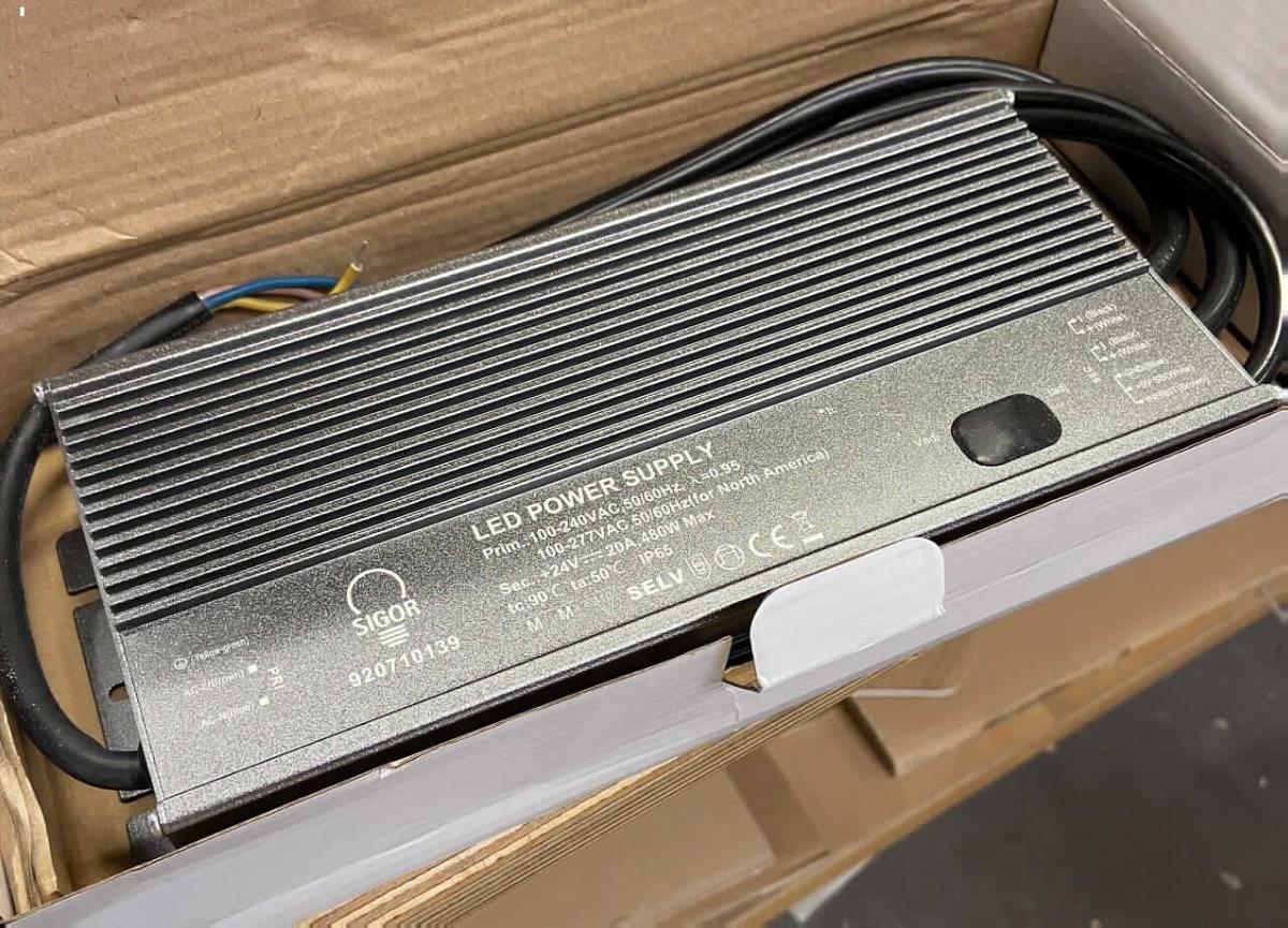 Sog. Powerline LED-Netzteil 480 Watt, 24 VDC Outdoor, Art. 9207101,
- bestehend aus einer mit aktiven und passiven Bauelementen bestückten gedruckten Schaltung in einem  
  quaderförmigen Gehäuse (Abmessungen ca. 24,6 cm x 11 cm x 4,2 cm),
- mit einem fest angebrachten Kabel an einer Stirnseite (Eingang) und drei festangebrachten Kabeln an der 
  gegenüberliegenden Stirnseite (Ausgang),
- zum Umwandeln einer Eingangswechselspannung (30 - 305 VAC) in eine Ausgangsgleichspannung (24 VDC)
  sowie zum gleichzeitigen Dimmen der Helligkeit von angeschlossener LED-Beleuchtung mittels
  Plulsweitenmodulation,
- mit drei getrennt ansteuerbaren Ausgangskanälen.
Eine Hauptfunktion der kombinierten Maschine hinsichtlich der Gleichrichterfunktion und der Steuerfunktion ist nicht ermittelbar (Einreihung in die zuletzt in Betracht kommende Position).

Die Ware ist als "Träger, mit mehreren Geräten der Position 8536 ausgerüstet, zum elektrischen Schalten und Steuern, einschließlich solcher mit eingebauten Instrumenten oder Geräten des Kapitels 90, keine Vermittlungseinrichtung der Pos. 8517, für eine Spannung von 1.000 V oder weniger, kein Steuerschrank für numerische Steuerungen, nicht speicherprogrammierbar, nicht erfasst von den TARIC-Unterpositionen 8537 1098 10 bis 8537 1098 98" einzureihen.