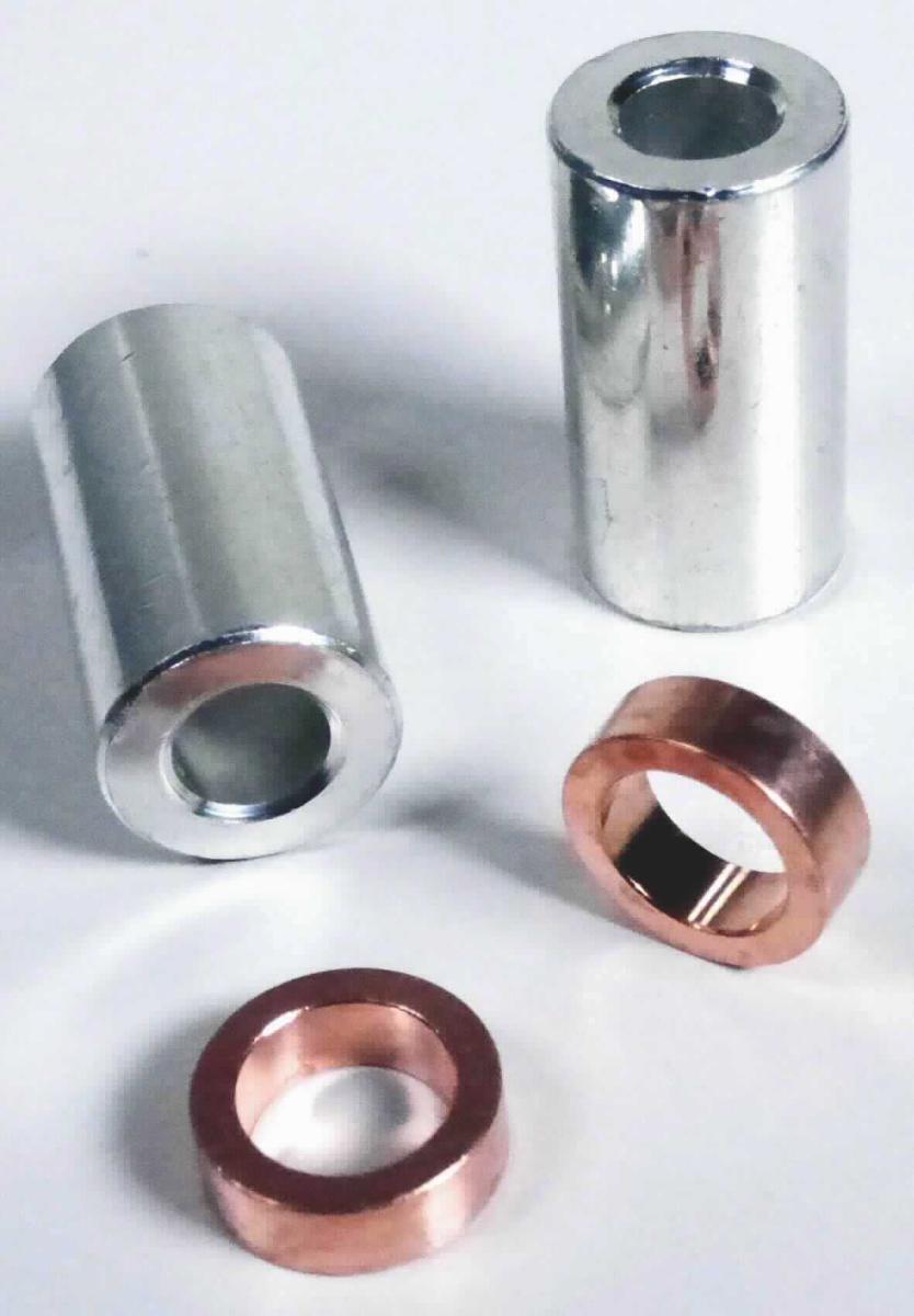 Sog. Distanzhülsen,
- bestehend  aus einem hohlzylindrischen, nach technischer Zeichnung gefertigten Körper, aus Kupfer (CW004A),
- Außendurchmesser 15,0 oder 16,0 mm; Höhe 5,0 bis 30,0 mm; Innendurchmesser 8,1 bis 10,4 mm
- verzinkt oder mit anderen Oberflächenveredelungen,
- für eine Spannung von unter 1000 V,
- dient der Zusammenführung verschiedener Spannungsquellen,
- zum Herstellung einer elektrischen Verbindung durch Festschrauben eines Batteriekabels auf der einen Seite 
(nicht Gegenstand dieser VZTA-Entscheidung) und zum Verbinden (kein Stecken) einzelner Batteriezellkabel auf 
der anderen Seite.

Die Ware ist als "elektrisches Gerät zum Verbinden von elektrischen Stromkreisen, für eine Spannung von 1000 V oder weniger, kein Erzeugnis der Unterposition (HS) 8536 10 bis 8536 70, nicht von den Unterpositionen (KN) 8536 9001 bis 8536 9040 erfasst" einzureihen.


Anlage: 1 Abbildung
