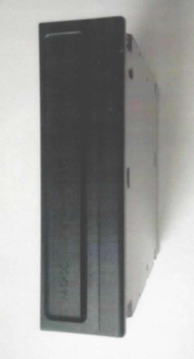 DVD Laufwerk mit Schubladen Einzug und SATA Schnittstelle, in Standard Einbauhöhe. Es besteht im Wesentlichen aus einem Laserabtast- und -schreibsystem in einem 146 x 41 x 165 mm (B x H x T) großen Gehäuse mit SATA-Schnittstelle zum Einschub in vorbereitete PCs. Nach dem Anschluss an die digitale Verarbeitungseinheit einer automatischen Datenverarbeitungsmaschine können die Geräte Daten aufzeichnen und wiedergeben.
Es ist unmittelbar an die Zentraleinheit einer automatischen Datenverarbeitungsmaschine anschließbar und in der Lage, Daten in einer vom System verwendbaren Form zu empfangen und zu liefern.

Die Ware wird als "optische Plattenspeichereinheit" eingereiht.

Anlage: 1 Abbildung
