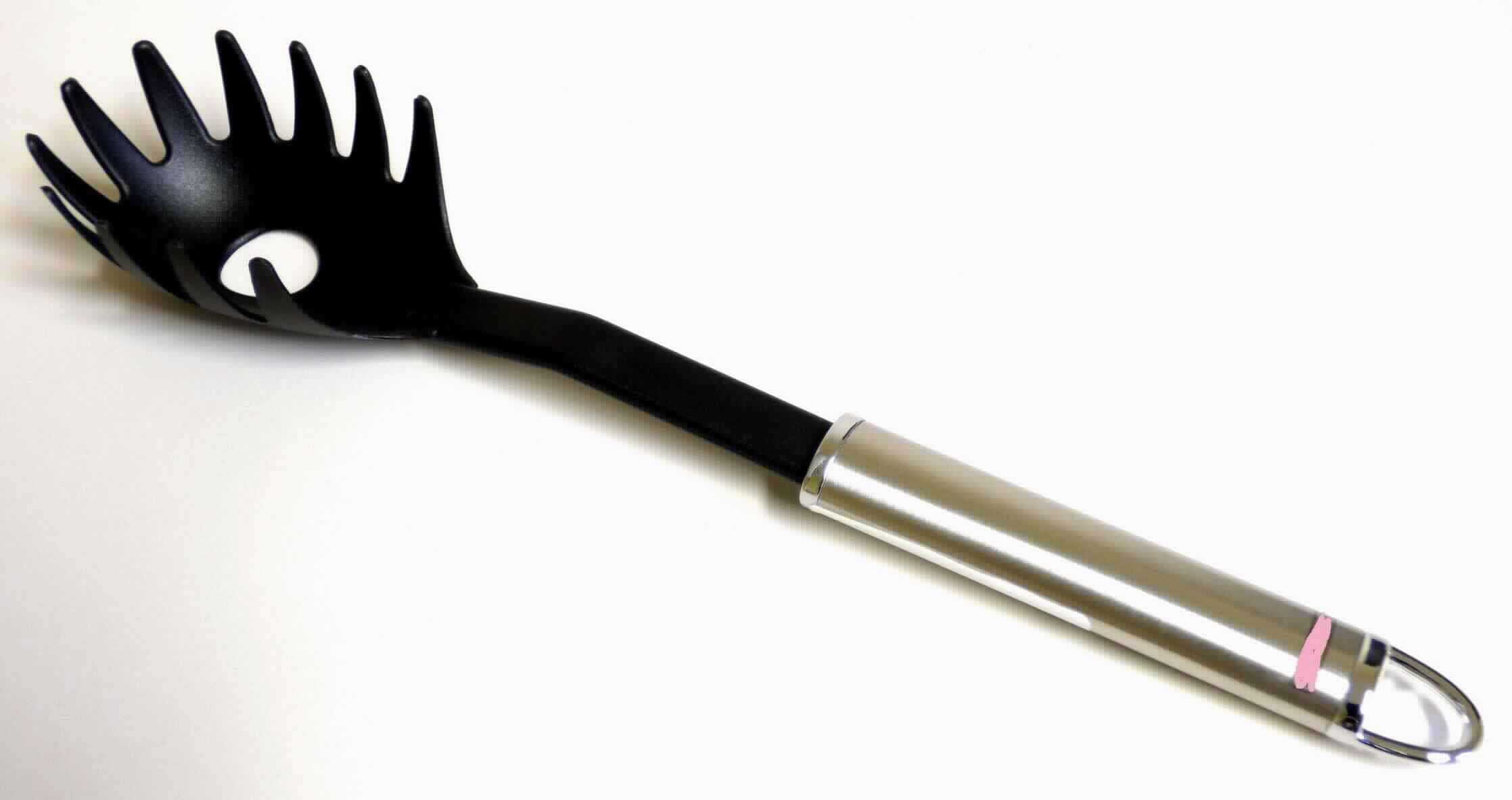 Die Ware ist ein sog. Spaghettilöffel (Pastakralle), bestehend aus einer ovalen, in der Mitte gelochten Schöpflaffe (Funktionslaffe) mit hochgezogenem, gezacktem Rand und einem Stiel (Griffstück) mit Aufhängeöse aus unedlem Metall (Edelstahl).

Das Erzeugnis dient zum Heben, Schöpfen, Portionieren und Vorlegen von langen Nudeln.

Die Funktionslaffe bestimmt den Charakter der zusammengesetzten Ware.

Das Erzeugnis ist als "Haushaltsartikel aus Kunststoffen, Polyamid enthaltender Küchenartikel, mit Herkunft China bzw. Hongkong" einzureihen.
