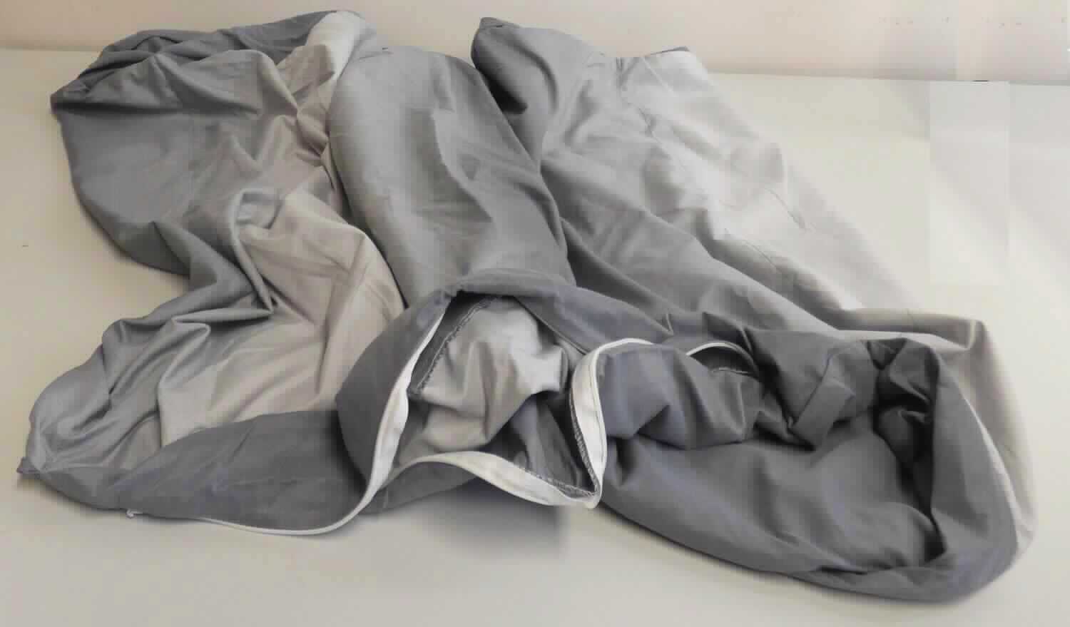 Bettwäsche, sog. Bezug für eine Faltmatratze, Foto siehe Anlage,
- der Matratzenform entsprechend gearbeitet; quaderförmig, in den Abmessungen von ca. 200 cm x 60 cm x 8 cm;
  aus drei "Teilkammern" bestehend,
- aus ca. 0,3 mm dicken, laut Untersuchungsergebnis bedruckten Geweben aus synthetischen Chemiefasern
  (laut Antrag 100 % Polyester),
- mit drei seperaten, über die Längsseiten der einzelnen Teilkammern verlaufenden Reißverschlüssen zum 
  Einfügen des Matratzenkerns,
- durch Zusammennähen konfektioniert,
- wird üblicherweise gewaschen und kennzeichnet sich nach dem Verwendungszweck und der Materialbeschaffen-
  heit als Bettwäsche; somit keine Ware der Position 6304 auch keine Ware der Position 6307,
- ohne Polsterung oder Füllung, somit keine Ware der Position 9404.

"Bettwäsche aus Spinnstoffen, aus Geweben, bedruckt, aus Chemiefasern"
