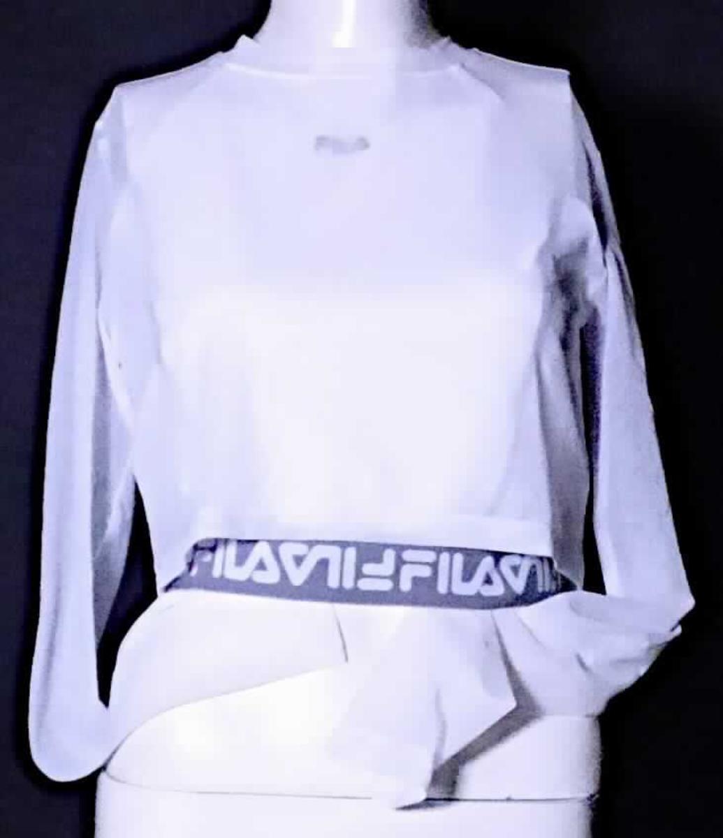 Pulloverähnliches Kleidungsstück, sog. FILA UL WMN MAGENTA cropped double layer top, Größe S, Foto siehe Anlage,
- mit einem überwiegend doppelt gearbeiteten Vorder- und Rückenteil, so dass optisch der Eindruck entsteht, 
  als würde ein Langarmshirt über einem ärmellosen Top getragen werden,
- mit einer Außenlage aus ca. 0,3 mm dicken, einfarbigen, netzartig durchbrochen gearbeiteten Gewirken und
  einer Innenlage aus ca. 0,7 mm dicken, einfarbigen Gewirken; beide Gewirke aus synthetischen Chemiefasern,
- beide Teile sind im vorderen und hinteren Halsbereich durch Zusammennähen dauerhaft miteinander verbunden,
- über die Taille reichend (Rückenlänge: ca. 44 cm), 
- mit einem runden Halsausschnitt (somit kein Unterziehpulli),
- ohne Öffnung und ohne Verschluss, 
- ohne Hinweise auf den Trägerkreis (unisex),
- mit langen Ärmeln; an den Ärmelenden durch Umschlagen und Festnähen gesäumt,
- am unteren Rand mit einem angesetzten, ca. 4 cm breiten, elastischen Bund verengt.

"Pulloverähnliches Kleidungsstück, aus Gewirken, aus Chemiefasern, kein Unterziehpulli, für Frauen"