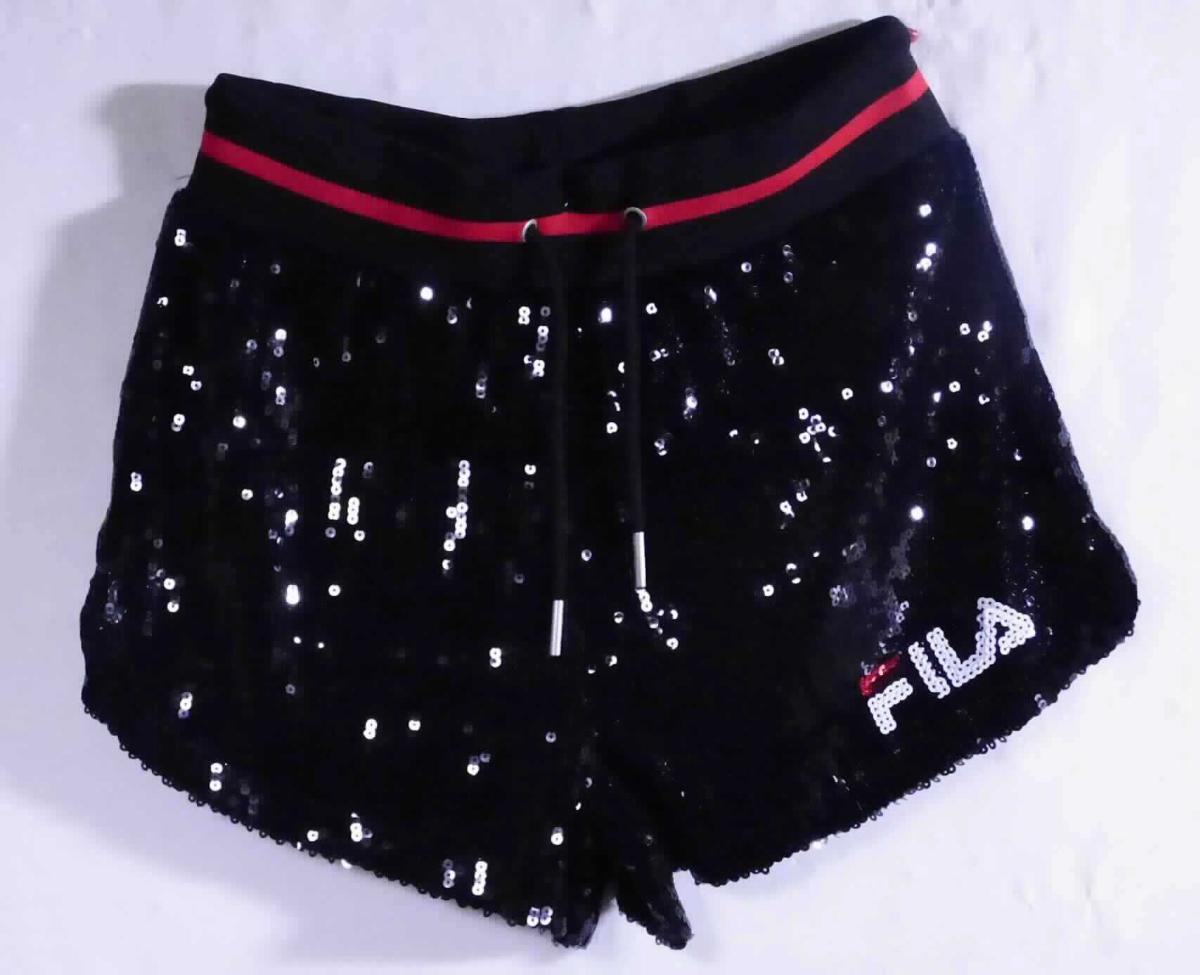 Kurze Hose, sog. FILA Nero KIKU Sequin Shorts, Größe S, Foto siehe Anlage,
- doppellagig gearbeitet; mit einer Außenlage aus Applikationsstickereien (Pailletten) der Position 5810 mit einem
  Stickgrund aus ca. 0,1 mm dicken, einfarbigen, netzartig durchbrochenen Gewirken und einer Innenlage aus
  ca. 0,4 mm dicken, einfarbigen Gewirken; beide Flächenerzeugnisse bestehen aus laut Antrag 100 % Polyester 
  (synthetische Chemiefasern) und sind im Taillenbund und am unteren Rand fest und dauerhaft miteinander vernäht,
- in der Taille abschließend, mit einem doppelt gearbeiteten, ca. 6 cm breiten, elastischen Taillenbund mit 
  Tunnelzug,
- ohne Öffnung und ohne Verschluss,
- ohne Hinweise auf den Trägerkreis (unisex), 
- mit kurzen, seitlich abgerundeten Hosenbeinen, die nicht die Knie bedecken (Seitenlänge: ca. 32 cm),
- beide Lagen an den Beinabschlüssen durch Umschlagen und Festnähen gesäumt,
- insbesondere im Hinblick auf das Erscheinungsbild bestimmt die äußere Lage aus Stickereien der Position 5810 
  den Charakter der Ware (damit keine Kleidung des Kapitels 61).

"Kurze Hose, aus Stickereien, für Frauen, aus synthetischen Chemiefasern, nicht nach dem Batik-Verfahren handbedruckt"