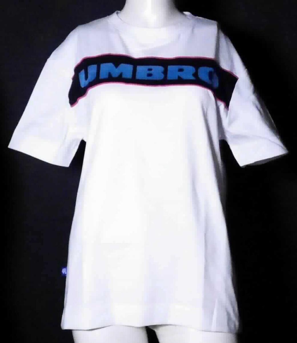 Modisches Unterhemd, sog. UMBRO GYZA WOMEN TEE, Größe XS, Foto siehe Anlage,
- in einem Polybeutel verpackt,
- aus ca. 0,6 mm dicken (leichten), verschiedenen, einfarbigen Gewirken aus laut Antrag 100 % Baumwolle,
- bis über die Taille reichend (Rückenlänge: ca. 66 cm),
- mit einem runden Halsausschnitt mit einer Randeinfassung,
- im Rückenteil mit einer bis zur Rückenmitte reichenden, ca. 22 cm langen Aussparung (somit kein T-Shirt), 
- mit kurzen Ärmeln,
- auf der Vorderseite mit Scherstaub bedruckt,
- modisch gestaltet; wird unmittelbar auf der Haut getragen,
- am unteren Rand durch Umschlagen und Festnähen gesäumt.

"Unterhemd, aus Gewirken, aus Baumwolle"