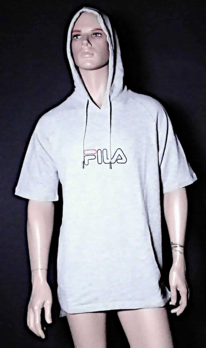 Kleid, sog. FILA UPL MEN QUIN Short Sleeve Hoody, Größe M, Foto siehe Anlage,
- in einem Polybeutel verpackt,
- aus ca. 1,5 mm dicken, buntgewirkten Gewirken (melierte Garne) aus laut Antrag 95 % Baumwolle und 
  5 % Viskose (künstliche Chemiefasern),
- bis fast zum halben Oberschenkel reichend (Rückenlänge: ca. 84 cm), vorne ca. 6 cm kürzer gearbeitet,
- mit einer angesetzten, mit einem Kordelzug ausgestatteten Kapuze, deren Ränder nicht überlappen,
- ohne Öffnung und ohne Verschluss,
- mit kurzen Ärmeln, an den Ärmelenden durch Umschlagen und Festnähen gesäumt,
- vorn mit einer großen, offenen, aufgesetzten Tasche (sog. Kängurutasche) unterhalb der Taille,
- mit 6 cm hoch reichenden Seitenschlitzen,
- am unteren Rand durch Umschlagen und Festnähen gesäumt,
- kann aufgrund der Länge ohne ein weiteres, den Unterkörper bedeckendes Kleidungsstück getragen werden.

"Kleid, aus Gewirken, für Frauen, aus Baumwolle"
