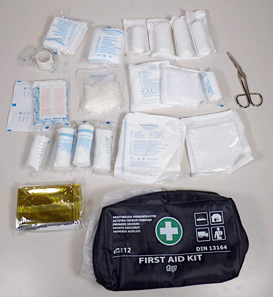 Tasche mit Apothekenausstattung für erste Hilfe

Bei der vorgelegten Ware handelt es sich nach den Angaben um eine Zusammenstellung von Verbandmaterialien für die Erste Hilfe verpackt in einer schwarzen Tasche mit Reißverschluß. Die Tasche ist bunt bedruckt und für den Einzelverkauf aufgemacht. Die Verbandmaterialien entsprechen DIN 13164:2014.

Die Ware ist als Tasche mit Apothekenausstattung für erste Hilfe in die Unterposition 3006 5000 der Kombinierten Nomenklatur einzureihen.