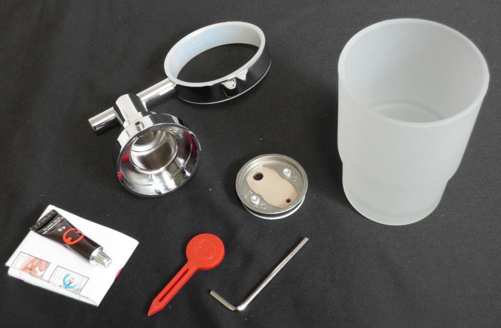 Glasware zur Verwendung bei der Toilette, sog. Zahnbürstenhalter, Foto siehe Anlage,
- nach den Antragsangaben:
- - aus verschiedenen Bestandteilen zusammengesetzte Ware, bestehend aus einem Zahnputzbecher
    und einer Halterung,
- - Zahnputzbecher (Glasware zur Verwendung bei der Toilette):
- - - zylinderförmiger Becher aus satiniertem, gewöhnlichem Glas,
- - - mit den Abmessungen: ca. 9 cm (Höhe) x 7 cm (Durchmesser),
- - Halterung für die Wandmontage:
- - - aus unedlem Metall (verchromt),
- - - mit einer passgenauen, ringförmigen Halterung für den Zahnputzbecher,
- - - zum Ankleben an der Wand bestimmt,
- - - mit Montagematerial (Kleber, Spatel),
- - zur Verwendung im Badezimmer bestimmt,
- - in einem Pappkarton verpackt,
- ohne Hinweise auf Handfertigung des Zahnputzbechers,
- der Zahnputzbecher bestimmt insbesondere aufgrund seiner Bedeutung in Bezug auf die Verwendung
  den wesentlichen Charakter der zusammengesetzten Ware.

"Glasware zur Verwendung bei der Toilette, aus gewöhnlichem Glas, nicht handgefertigt"