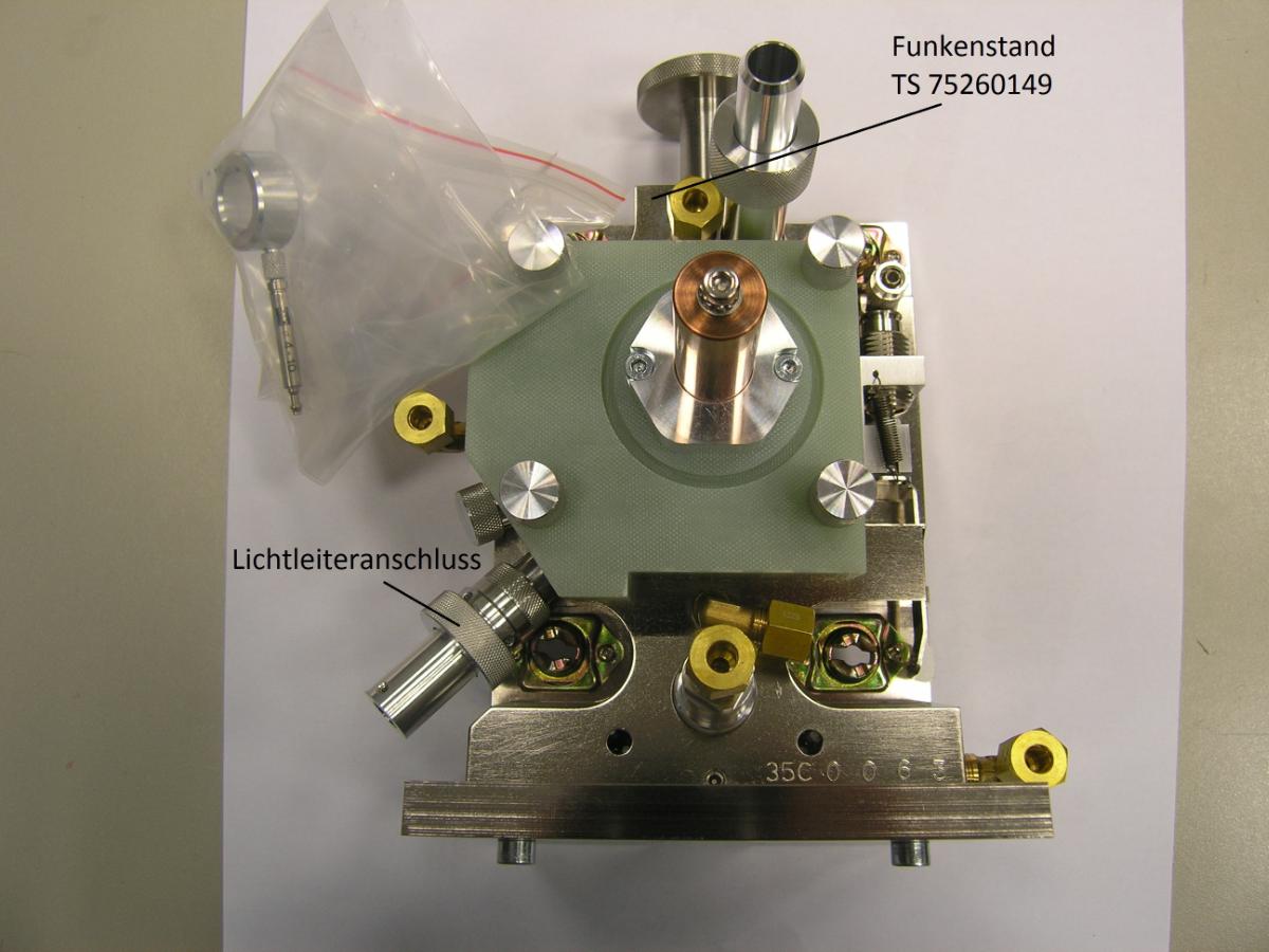 Es handelt sich um ca. 3 mm hohe, hohlzylindrische Erzeugnisse aus einer Kupfer-Zink-Blei-Legierung mit gewichtsmäßig vorherrschendem Kupfergehalt, die ein Außengewinde (M12) aufweisen. Auf einer Seite sind die Erzeugnisse mit zwei Einkerbungen versehen, die als Kraftansatz dienen.
Sie dienen dazu, eine Linse in einer Optik zu befestigen. Der durchgehende Hohlraum (Durchmesser: ca. 8 mm) ermöglicht den Lichtdurchlass.
-Antragstellerangaben-

Abbildung siehe Anlage.

Derartige Erzeugnisse gehören als "den Bolzen ähnliche Waren aus Kupfer, mit Gewinde" zum TARIC-Code 7415 3900 00.