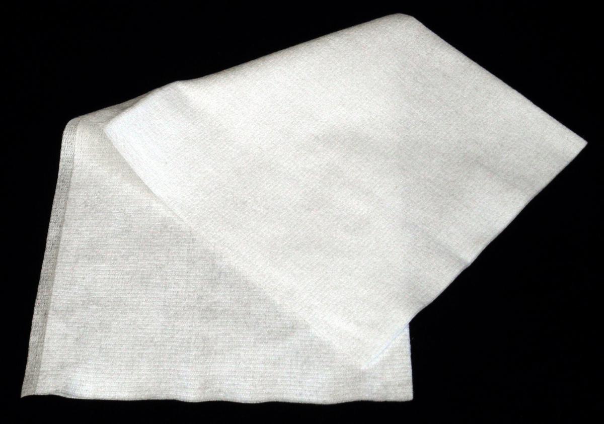 Vliesstoff, Foto siehe Anlage,
- laut Antrag:
-- rechteckig zugeschnitten (somit nicht konfektioniert); in den Abmessungen von 305 mm x 340 mm,
-- aus synthetischen Spinnfasern (Polyester),
-- im Wasserstrahl-Verfahren mechanisch verfestigt,
-- keine Filamente und keine heißluftgezogenen (meltblown) Fasern enthaltend,
-- mit einem Quadratmetergewicht von 60 g,
-- weder bestrichen noch überzogen,
-- einlagig.

"Vliesstoff, anderer als in den Unterpositionen 5603 11 bis 5603 14 genannte, mit einem
 Quadratmetergewicht von mehr als 25 g bis 70 g, nicht bestrichen oder überzogen, anderer als in den
 Unterpositionen 5603 9290 10 bis 5603 9290 80 genannte"
