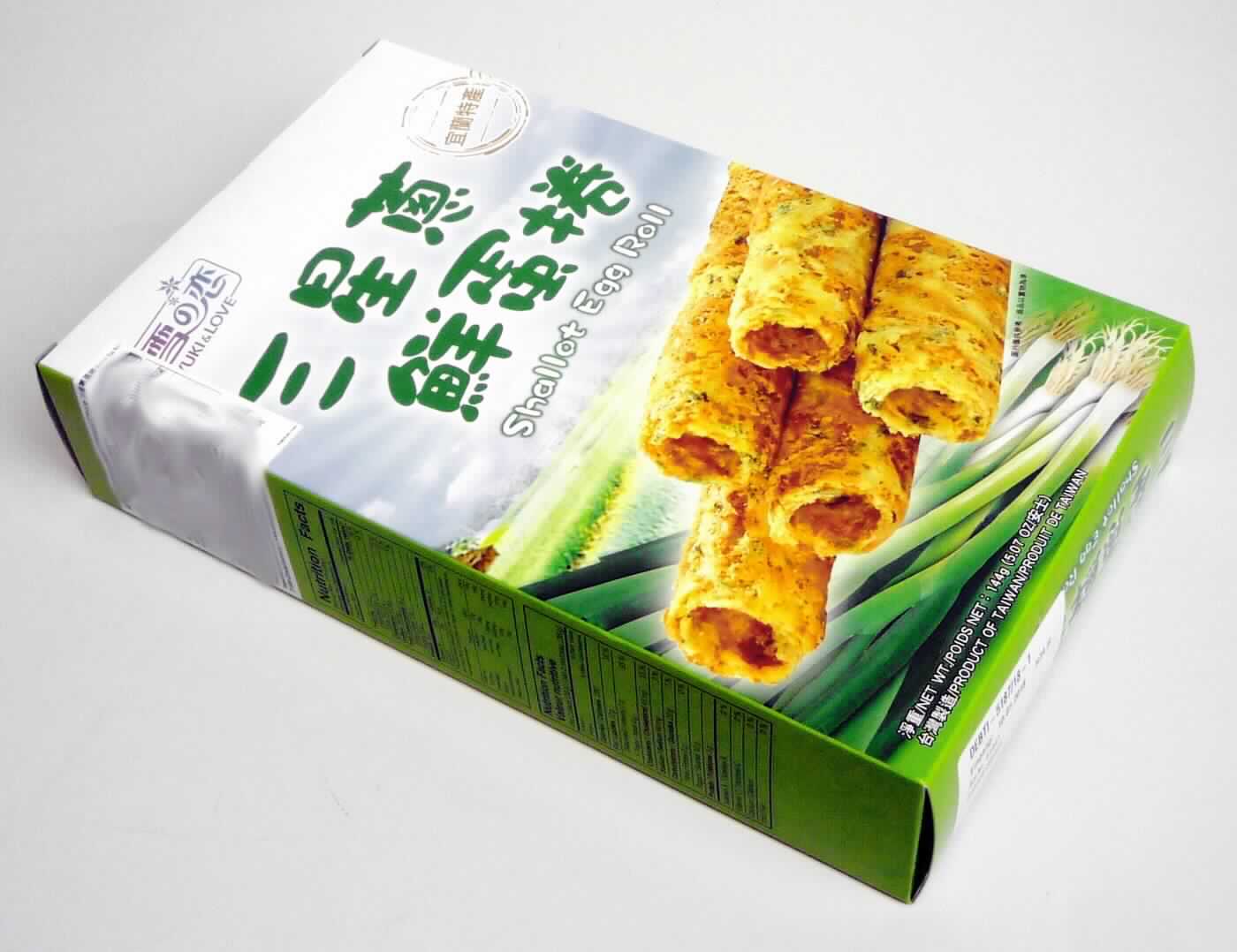 Gebäckröllchen 

Antragsangaben: "Egg Roll", Schalottengeschmack, 144 g

Beschreibung des vorgelegten Warenmusters:
Mit asiatischen Schriftzeichen bedruckte, grüne Faltschachtel; der Packungsaufdruck und ein deutschsprachiges Etikett enthalten Angaben zum Erzeugnis (Gebäckröllchen Schalottengeschmack; 144 g), zu den Zutaten (siehe Feld 8) und zur Herkunft (Product of Taiwan).
Inhalt: Paarweise in Folie eingeschweißte bräunlich-gelbe, mit grünen Stückchen durchsetzte Gebäckröllchen (Länge ca. 17 cm, Durchmesser ca. 1,8 cm) in einer weißen Plastikwanne, augenscheinlich nach Art von Waffeln hergestellt und heiß gerollt; Geschmack nach Gebäck mit hohem Eigehalt, mäßig süß. 

Wassergehalt*: 10 GHT oder weniger (Antragsangaben)
Stärke/Glucose**: 5 bis weniger als 25 GHT
Saccharose/Invertzucker/Isoglucose***: 5 bis weniger als 30 GHT
Milchfett und Milchprotein: nicht enthalten (gemäß Zutatenliste)
*: Antragsangaben
**: festgestellt gemäß VO (EG) 900/2008, VO (EU) 118/2010
***: festgestellt gemäß VO (EG) 900/2008

Backware, Waffel mit einem Wassergehalt von 10 GHT oder weniger, nicht mit Schokolade oder kakaohaltigen 
Überzugsmassen überzogen oder bedeckt, nicht gesalzen.
