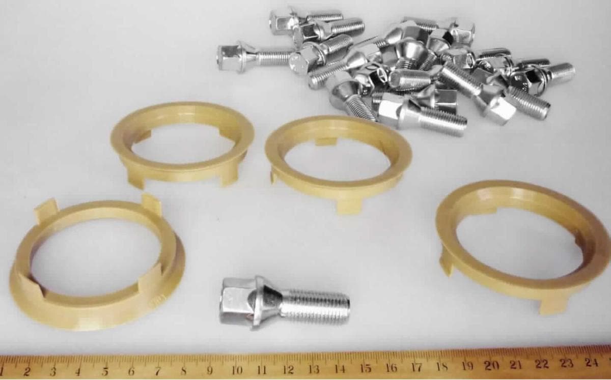 Es handelt sich um aus Stahl (kein nicht rostender Stahl) gefertigte Schrauben, mit Kopf mit Außensechskant und einem nahezu bis zum Kopf reichenden, metrischen Gewinde (M14) mit stumpfem Gewindeende. Die Schrauben weisen eine Zugfestigkeit von mehr als 800 MPa auf. Der Versand der Erzeugnisse erfolgt nicht aus Malaysia.
Die Schrauben sind zu 20 Stück gemeinsam mit vier Zentrierringen aus Kunststoff in einem Pappkarton für den Einzelverkauf aufgemacht und werden als sog. Befestigungskit zur Befestigung von Aluminiumrädern an Kraftfahrzeugen verwendet.
Gesamtlänge der Schrauben: ca. 51,8 mm
- Antragstellerangaben -

Aufgrund des Umfangs und des Wertes bestimmen die Schrauben den Charakter der Warenzusammenstellung.

Abbildung siehe Anlage.

Derartige Erzeugnisse gehören als "andere Schrauben aus Stahl (kein nicht rostender Stahl), mit Gewinde, mit Kopf mit Außensechskant, mit einer Zugfestigkeit von 800 MPa oder mehr" zum TARIC-Code 7318 1588 98.
