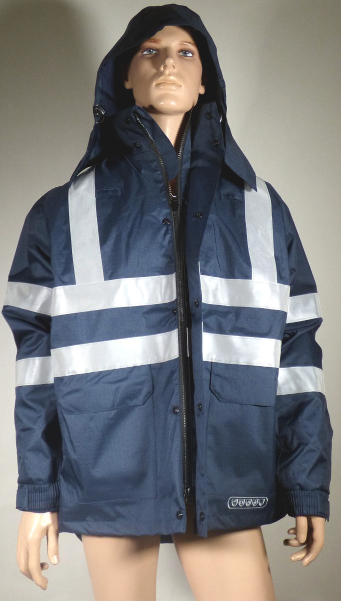 Zwei miteinander verbundene Kleidungsstücke, bestehend aus einem Anorak (Außenteil) und einer Strickjacke (Innenteil), sog. Multinorm-Parka, Artikel 3850B, Größe L, Foto siehe Anlage,
- in einem Polybeutel verpackt,
- beide Teile sind durch Reißverschlüsse und Druckknopfschlaufen miteinander verbunden, können aber
  auch separat getragen werden; getrennte Einreihung beider Kleidungsstücke, da sie nicht zusammen
  in eine Position eingereiht werden können,
- Anorak:
-- aus ca. 0,3 mm dicken, buntgewebten, einseitig (Innenseite) mit Kunststoff (kein Zellkunststoff)
   überzogenen Geweben der Position 5903 aus laut Antrag 98 % Polyester (synthetische Chemie-
   fasern) und 2 % Carbon (Kohlenstofffasern),
-- durchgehend gefüttert,
-- über den Schritt reichend (Rückenlänge: ca. 86,5 cm), u. a. aufgrund der Länge kein Mantel oder 
   Parka,
-- mit einem Stehkragen mit einer mittels Druckknöpfe abtrennbaren Kapuze mit Tunnelzug,
-- vorn mit einer durchgehenden Öffnung mit einem bis in die Kragenspitzen reichenden Reißverschluss; 
   am Kragenrand mit einer kurzen Überlappung von rechts auf links, verdeckt von einer von links auf
   rechts überlappenden Patte mit Druckknopfverschluss (Männerkleidung),
-- mit langen Ärmeln; an den Ärmelenden teilweise elastisch verengt und zusätzlich mit verengenden
   Klettverschlussriegeln ausgestattet,
-- mit zwei aufgesetzten Taschen mit Patte und Klettverschluss unterhalb der Taille,
-- mit reflektierenden Streifen ausgestattet; z. T. längs über die Schultern verlaufend (sog. Hosenträger-
   reflex),
-- am unteren Rand durch Umschlagen und Festnähen gesäumt.

"Kleidung (Anorak) aus Erzeugnissen der Position 5903, aus Geweben, von der in der Position 6201
 beschriebenen Art"