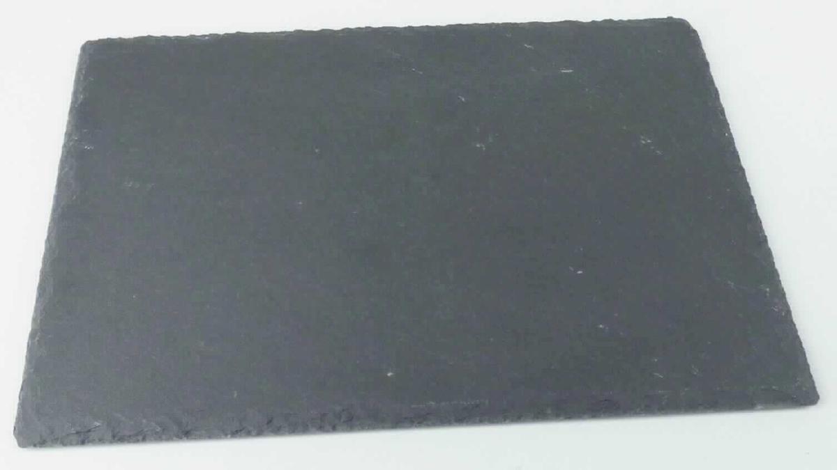 Angaben:
Schieferplatten Set (6 Stück) inkl. Kreidestift zum Beschriften; Servierplatten aus naturbelassenem Schiefer.

Warenbeschaffenheit:
6 rechteckige, anthrazitfarbene Platten (Abmessungen ca. 20 x 30 cm) mit abgerundeten Ecken und Kanten sowie jeweils vier Schonern auf der Unterseite und einem weißen Stift.

Befund:
Bearbeiteter Tonschiefer und Waren aus Tonschiefer oder aus Pressschiefer.

Warenzusammenstellung bei der im Sinne der AV 3b) die Platten aus Schiefer im Hinblick auf die Menge, den Umfang und die Bedeutung für die Verwendung als charakterbestimmend angesehen werden.