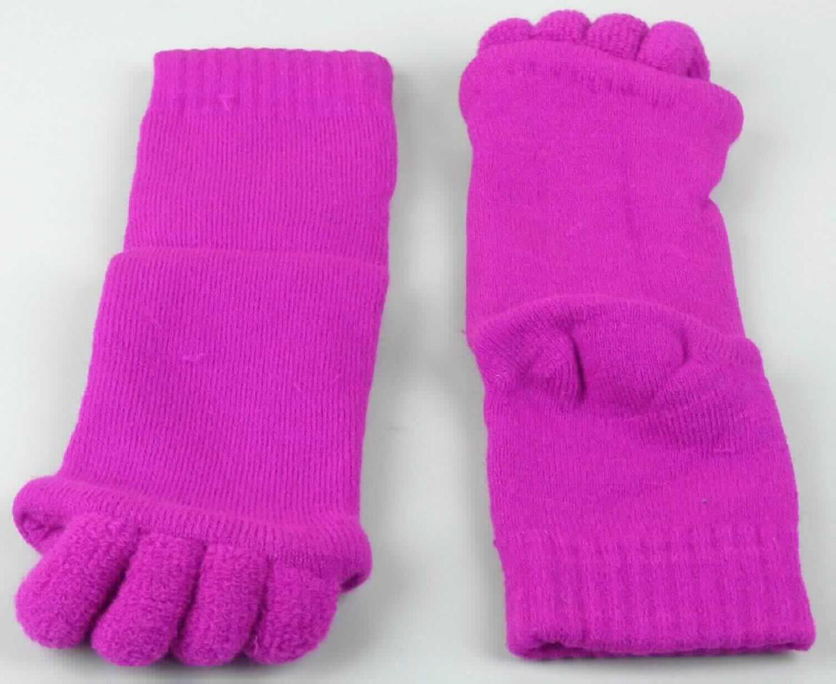 Zehenspreizsocken, sog. Zehenspreizer Socken, in Größe 36 - 43, Foto siehe Anlage,
- zwei Paare, paarweise jeweils in einen Polybeutel eingelegt und zusammen in einem bedruckten Pappkarton
  verpackt,
- aus ca. 2,9 mm dicken, einfarbigen Schlingengewirken aus synthetischen Chemiefasern (laut Antrag: 
  80 % Acrylfasern, 12 % Polyester, 8 % Elasthan),
- schlauchförmig gewirkt; mit ausgearbeiteter Ferse, im Zehenbereich offen und mit vier schlaufenartig angenähten, 
  sog. Zehentrennern aus den o. g. Gewirken versehen,
- am oberen Rand mit einem ca. 3,5 cm breiten, doppelt gearbeiteten, gerippt gewirkten Bündchen; am unteren 
  Rand durch Umschlagen und Festnähen gesäumt, 
- die Knöchel bedeckend, nicht bis zur Mitte der Waden reichend (u. a. somit keine Kniestrümpfe bzw. Strümpfe 
  für Frauen).

"Andere Strumpfware (Zehenspreizsocken), aus Gewirken, aus synthetischen Chemiefasern"