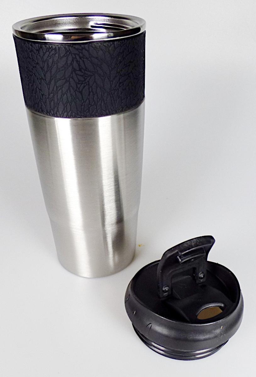 Es handelt sich bei dem sog. „Edelstahlbecher“ um ein doppelwandiges Gefäß mit luftverdünntem Raum zwischen den Wänden; 21 cm hoch.
Der Thermosbecher verfügt über einen abschraubbaren Deckel mit Klickverschluss und dient zum Bereithalten, Kühlen sowie Warmhalten von Getränken.

Das verpackte Erzeugnis ist als "Vakuum-Isolierbehälter" einzureihen.