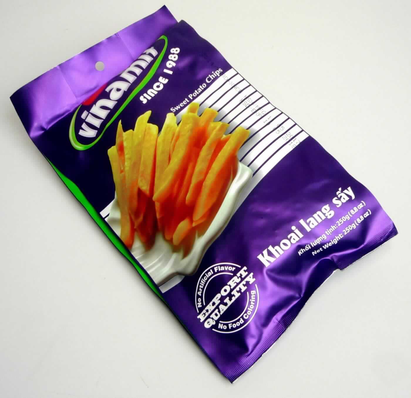 Süßkartoffel, zubereitet.

Antragsangaben (als zutreffend unterstellt): Chips aus Süßkartoffeln; Verpackung: à 250 g.

Beschaffenheit des vorgelegten Warenmusters: hellorangefarbene, in Stifte geschnittene, leicht brechende, spröde, leicht fettig und süßlich schmeckende Süßkartoffeln, verpackt in einem 250 g-Originalfolienbeutel. Der Folienbeutel ist mit einem deutschsprachigen Zusatzetikett versehen, dem folgende Nährwertangaben entnommen werden können: Fett: 17,9 g/100 g; Kohlenhydrate: 78,6 g/100 g.
Alkohol (gemäß Angabe): nicht enthalten.
Zuckergehalt i. S. der ZAnm 2 a) Abs. 2 Kap 20: 9 GHT oder weniger.
Stärkegehalt (gemäß Nährwertangaben): 5 GHT oder mehr.

Gemäß Warenbeschaffenheit und Nährwertangaben wurden die Süßkartoffeln mit Fett zubereitet. Eine Einreihung als Ware der Position 0714 der KN kommt daher nicht in Betracht.

Früchte, Nüsse und andere genießbare Pflanzenteile, in anderer Weise zubereitet oder haltbar gemacht, auch mit Zusatz von Zucker, anderen Süßmitteln oder Alkohol, anderweit weder genannt noch inbegriffen, andere als in den Unterpositionen 2008 11 bis 2008 97 der KN genannt, ohne Zusatz von Alkohol, ohne Zusatz von Zucker, Yamswurzeln, Süßkartoffeln und ähnliche genießbare Pflanzenteile, mit einem Stärkegehalt von 5 GHT oder mehr.