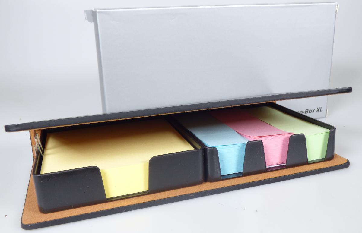Es handelt sich um eine Zusammenstellung der nachstehend beschriebenen Waren, die gemeinsam in einem Folienbeutel und einer Faltschachtel aus Pappe verpackt sind:

1. Vier Haftnotizblöcke aus Papier in unterschiedlichen Farben (gelb, blau, rosa, grün) und Formaten (etwa 7,6 x 7,6 cm, etwa 2,5 x 7,5 cm). Die Blöcke sind in die Fächer zweier zu deren Aufnahme besonders hergerichteter Einleger aus Kunststoff eingelegt, der in das unter 2. beschriebene Etui eingeklebt ist.

2. Ein aufklappbares Etui ohne Verschluss, bestehend aus miteinander verklebten Zuschnitten aus Kunststofffolien und Gewebe, innen mit Pappe verstärkt (Abmessungen: etwa 17,7 x 9 x 2,7 cm). Im Inneren ist das Etui mit zwei Einlegern aus Kunststoff ausgestattet.

Abbildung siehe Anlage.

Derartige Waren gehören als "Notizblöcke, aus Papier" zur Codenummer 4820 10 30 00 0 des Zolltarifs, da es sich um eine Warenzusammenstellung in Aufmachung für den Einzelverkauf handelt, deren wesentlicher Charakter nach der Anzahl sowie nach der Bedeutung für die Verwendung durch die unter 1. beschriebenen Notizblöcke aus Papier bestimmt wird.