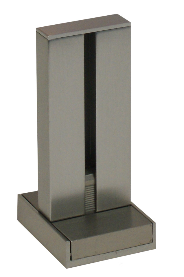Es handelt sich um T-förmige Halterungen aus Aluminium, die für die Wandmontage bestimmt sind, bestehend aus einem Arm und einem Wandabschlussstück, jeweils mit rechteckigem Querschnitt. Der Arm ist zu einer Schiene zur Aufnahme von Gardinen- bzw. Vorhangstangen (nicht Gegenstand der vZTA) mit rechteckigem Querschnitt  ausgearbeitet. Die Halterungen weisen je nach Ausführung unterschiedlich farbige Oberflächen auf.
- Antragstellerangaben -

Abbildung siehe Anlage.

Derartige Erzeugnisse gehören als "Teile aus unedlen Metallen von anderen Beschlägen (Baubeschlägen) aus unedlen Metallen" zum TARIC-Code 8302 4190 00.