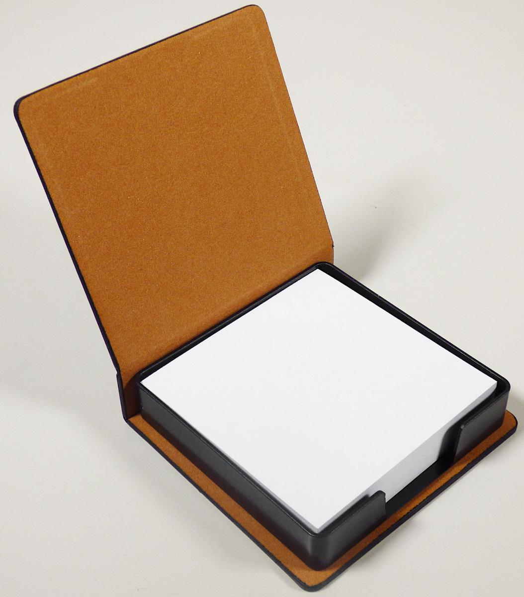 Sogenannte Memobox mit Notizzetteln:

Es handelt sich um eine Zusammenstellung der nachstehend beschriebenen Waren, die gemeinsam in Kunststofffolie verpackt sind:
lose, rechteckige Zuschnitte (Format etwa 90 x 90 mm) aus Papier, aus weißem überwiegend chemischen, hauptsächlich gebleichten Halbstoff aus Holz, mit einem auf die Gesamtfasermenge bezogenen Gehalt an mechanischem oder chemisch-mechanischem Halbstoff von weniger als 10 GHT. Es hat
einen Aschegehalt von mehr als 8 GHT, ein Quadratmetergewicht von mehr als 40 g und weniger als 150 g und ist weder gestrichen noch überzogen.
Die weißen Papierzuschnitte sind in ein Etui aus PU-Leder eingelegt, das mit einer Metallplatte versehen ist, auf die ein Logo gedruckt werden kann / soll, und sollen als Notizzettel verwendet werden. Das Etui hat die Maße 100 x 100 x 30 mm (L x B x H) und wiegt ca. 300 g. Es beinhaltet ein quadratisches, einfach gestaltetes, oben offenes Aufbewahrungsbehältnis aus Kunststoff zur Aufnahme der Notizzettel.

Abbildung siehe Anlage.

Derartige Waren gehören als "Papiere, weder gestrichen noch überzogen, von der Art, wie sie als Schreibpapiere, Druckpapiere oder als Papiere zu anderen grafischen Zwecken verwendet werden, in quadratischen Bogen, jeder Größe, ausgenommen Papiere der Position 4801 oder 4803, mit einem Gehalt an Fasern, in einem mechanisch oder chemisch-mechanischem Aufbereitungsverfahren gewonnen, von 10 GHT oder weniger bezogen auf die Gesamtfasermenge, mit einem Quadratmetergewicht von 40 g bis 150 g, andere Bogen als solche, die ungefaltet auf einer Seite nicht mehr als 435 mm und auf der anderen Seite nicht mehr als 297 mm messen" zum TARIC-Code 4802 56 80 00, da es sich zolltarifrechtlich um eine Warenzusammenstellung in Aufmachung für den Einzelverkauf handelt, deren wesentlicher Charakter durch die Notizzettel aus Papier bestimmt wird.