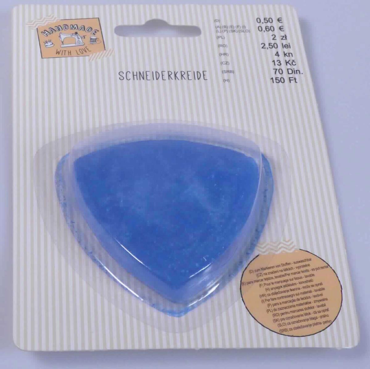Es handelt sich um ein dreieckiges Kreidestück mit einer Seitenlänge von 6 cm und abgerundeten Ecken, das beim Nähen zum Zeichnen auf Stoffen verwendet wird.

Die verpackte Ware ist als "Schneiderkreide" einzureihen.