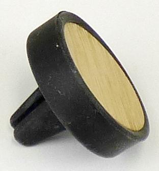 Andere Zubereitung zum Parfümieren oder Desodorieren von Räumen; Autolufterfrischer

Bei der vorliegenden Ware handelt es sich um einen Autolufterfrischer aus Holz. Die darin enthaltenen Aromaperlen weisen einen intensiven Geruch auf. Die gummierte Halterung ermöglicht eine Befestigung an den Lüftungsschlitzen im Innenraum von Kraftfahrzeugen.
Die Holzoberfläche soll vom Inverkehrbringer auf Kundenwunsch mit einem Logo versehen werden. Die Ware befindet sich nicht in Aufmachung für den Einzelverkauf.

Abbildung siehe Anlage.

Die Ware ist als andere Zubereitung zum Parfümieren oder Desodorieren von Räumen in die Position 3307 der Kombinierten Nomenklatur einzureihen.