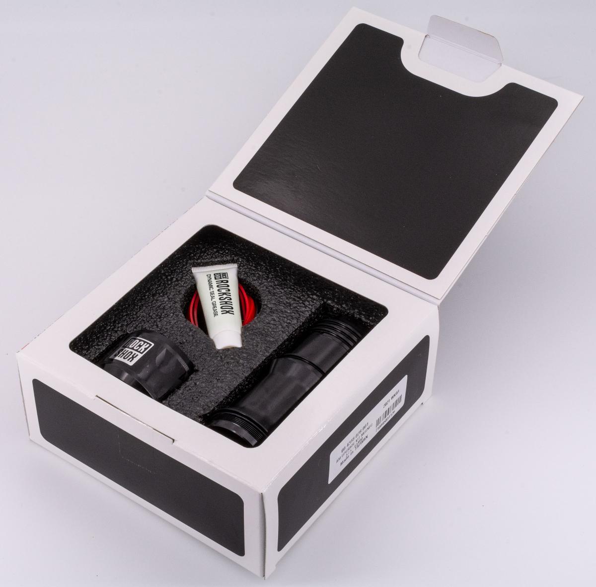 Warenzusammenstellung, sog. Air Can Upgrade Kit - MegNeg 205/230x57.5-65mm -
Deluxe A1-B2/Super Deluxe A1-B2, Herstellernummer: 004.4318.028.001, Foto siehe Anlage,
- in einem Karton für den Einzelverkauf aufgemacht,
- zur Befriedigung eines speziellen Bedarfs zusammengestellt; bestehend aus:
- Luftkanister/Luftkammer (Air Can):
- - zylinderförmiges Erzeugnis,
- - wird auf den Dämpfer eines Fahrrades geschraubt und über ein Autoventil mit Luft befüllt (stellt sich 
    als Teil des Dämpfers dar),
- - über den Luftdruck im Dämpfer wird das Fahrwerk an das Gewicht des Fahrers angepasst,
- Spacer:
- - zylinderförmiges Erzeugnis,
- Dichtungen:
- - in unterschiedlichen Größen,
- zwei Tuben mit Öl und Schmierfett sowie Aufkleber,
- der Luftkanister verleiht der Warenzusammenstellung insbesondere in Bezug auf den Wert den
  wesentlichen Charakter.

"Teil (Luftkanister) für Fahrräder"