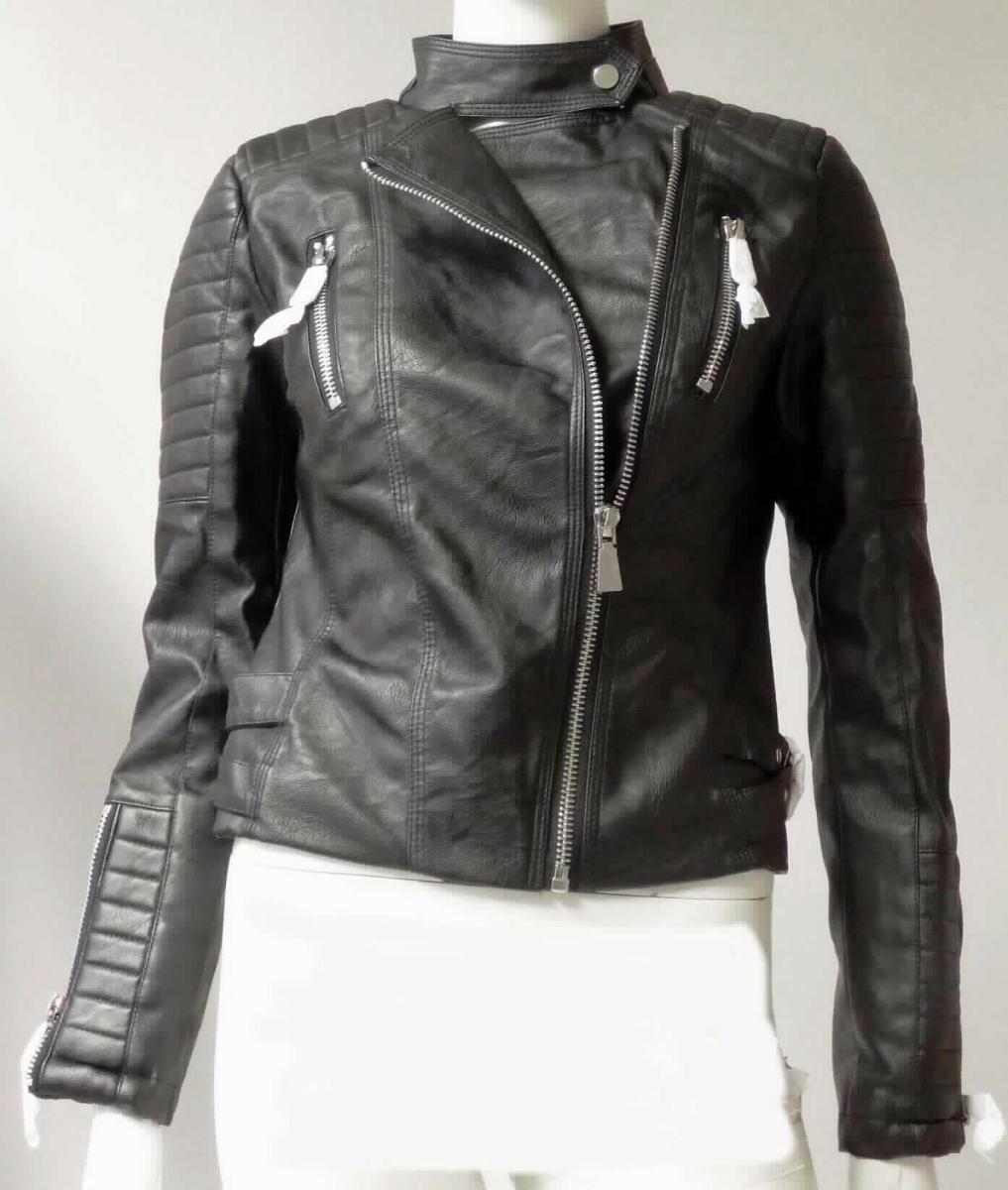 Windjackenähnliches Kleidungsstück, sog. Lederjacke, Größe S, Foto siehe Anlage,
- aus buntgewebten Geweben (melierte Garne) aus Spinnstoffen, die auf der Außenseite mit geprägtem Zellkunst-
  stoff (laut Antrag Polyurethan) überzogen sind; die Gewebe sind dicht, geraut und buntgewebt und dienen damit
  nicht nur der Verstärkung (Meterware der Position 5903); somit keine Ware des Kapitels 39; im Schulterbereich
  und an den Ärmeln aus einem zweilagigen, augenscheinlich nach dem Zuschneiden durch Steppen abgeteilten
  Verbunderzeugnis (keine Meterware der Position 5811), mit einer Außenlage aus den oben genannten Geweben
  der Position 5903 und einer Innenlage aus Schaumkunststoff,
- gefüttert,
- über die Taille reichend (Rückenlänge: ca. 51 cm), 
- mit einem Stehkragen mit einem Druckknopf-Verschlussriegel mit Überlappung von rechts über links (Frauen-
  kleidung),
- vorn mit einer durchgehenden Öffnung mit Reißverschluss, 
- mit langen Ärmeln, die über den unteren Rand des Kleidungsstücks hinausreichen und an den Ärmelenden mit 
  einem erweiternden Einsatz und einem ca. 17 cm langen Reißverschluss versehen sind,
- mit zwei eingesetzten Brusttaschen mit Reißverschluss,
- in der Nähe des unteren Randes auf jeder Seite mit zwei weitenverstellbaren Schnallenverschlüssen ausgestattet,
- am unteren Rand gesäumt,
- wird im Allgemeinen über jeder anderen Kleidung und zum Schutz gegen das Wetter getragen, somit keine Jacke.

"Kleidung (windjackenähnliches Kleidungsstück) aus Erzeugnissen der Position 5903, aus Geweben, für Frauen"